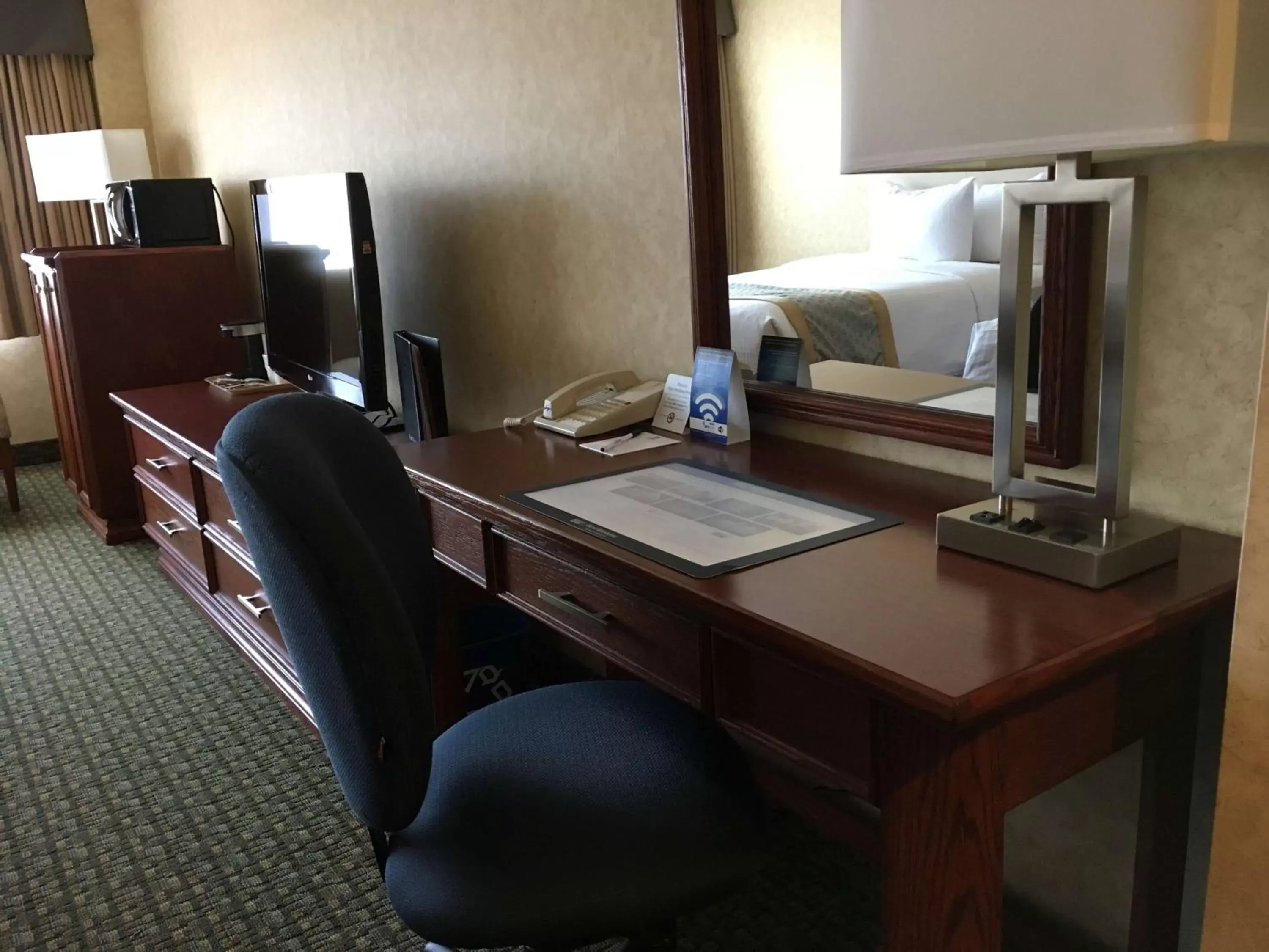 Photo of the whole room, TV/Entertainment Center in Best Western Voyageur Place Hotel