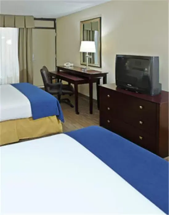 Bed in Holiday Inn Express Little Rock-Airport, an IHG Hotel
