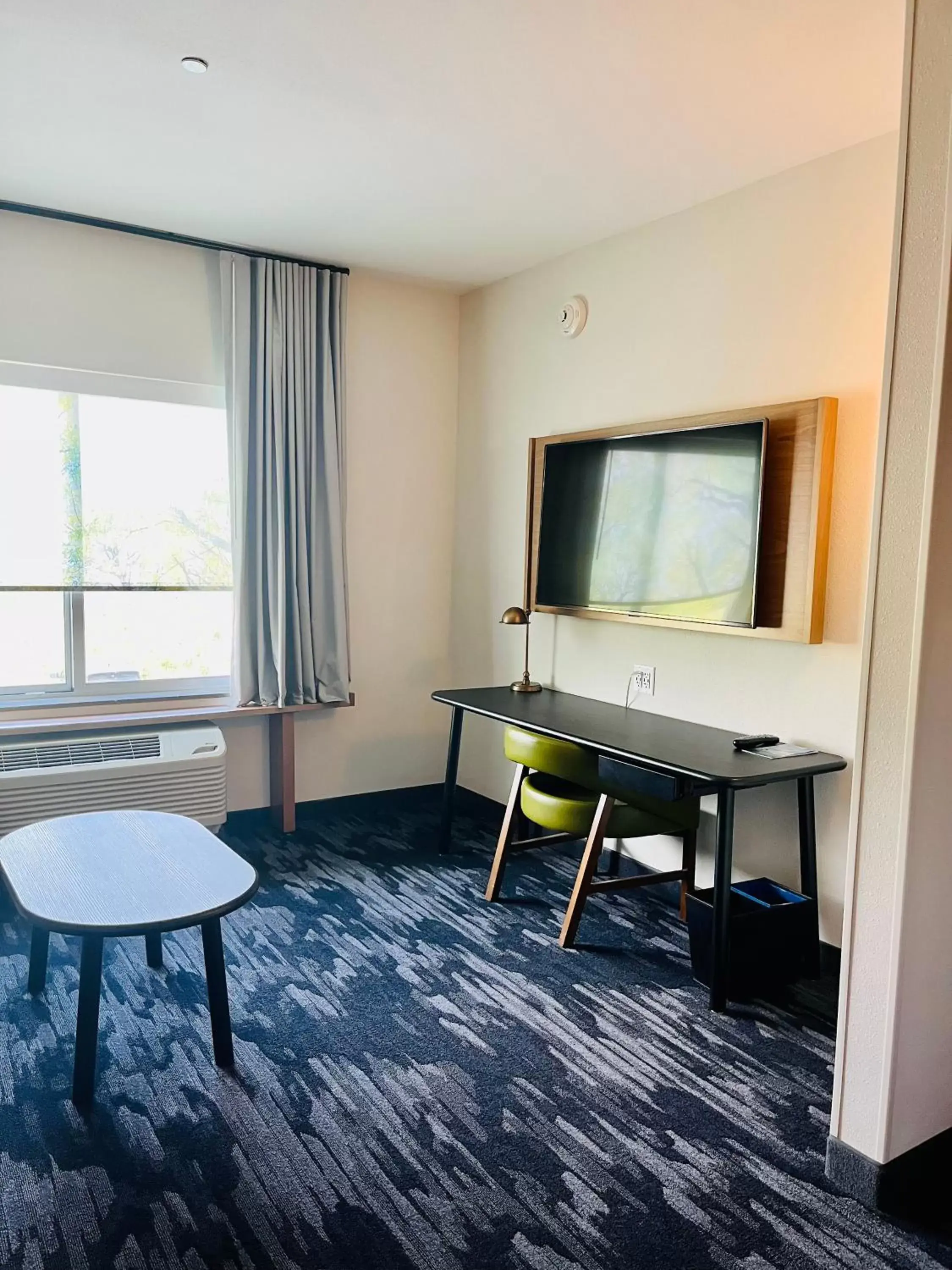 TV and multimedia, Seating Area in Fairfield Inn & Suites by Marriott Staunton