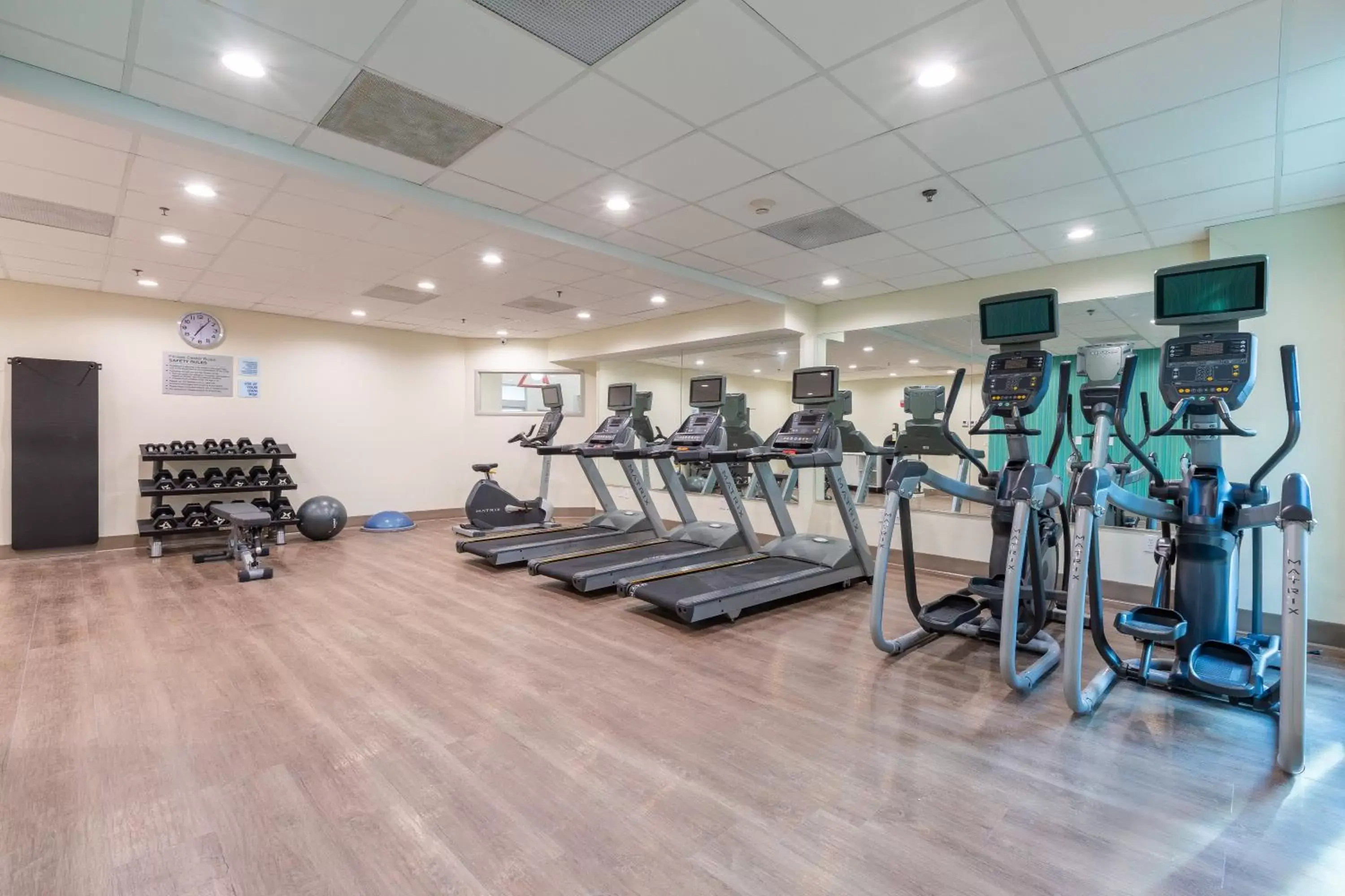 Spa and wellness centre/facilities, Fitness Center/Facilities in Holiday Inn Express & Suites Arlington North – Stadium Area, an IHG Hotel