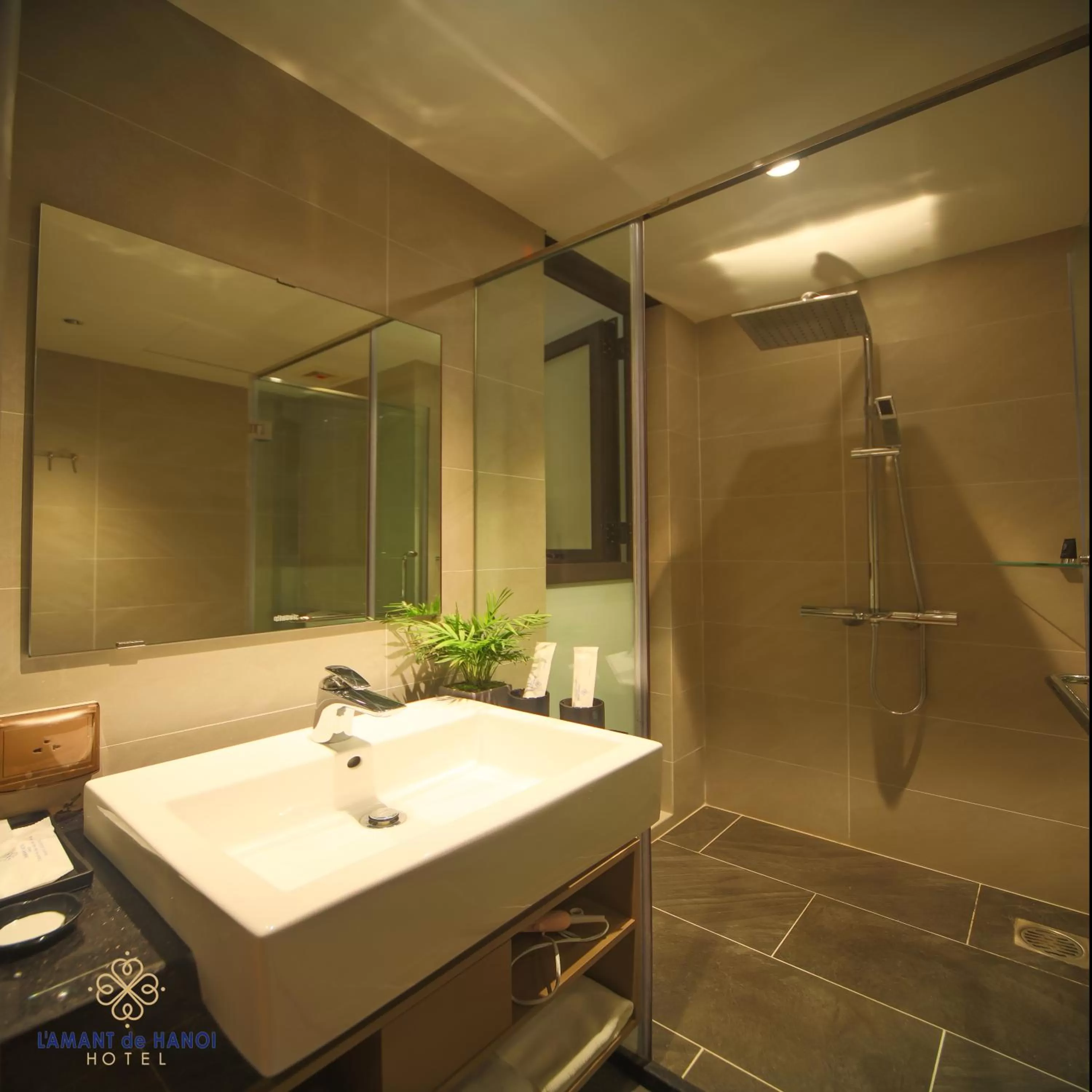 Bathroom in L'amant de Hanoi Hotel - khách sạn Lamant de Hà Nội