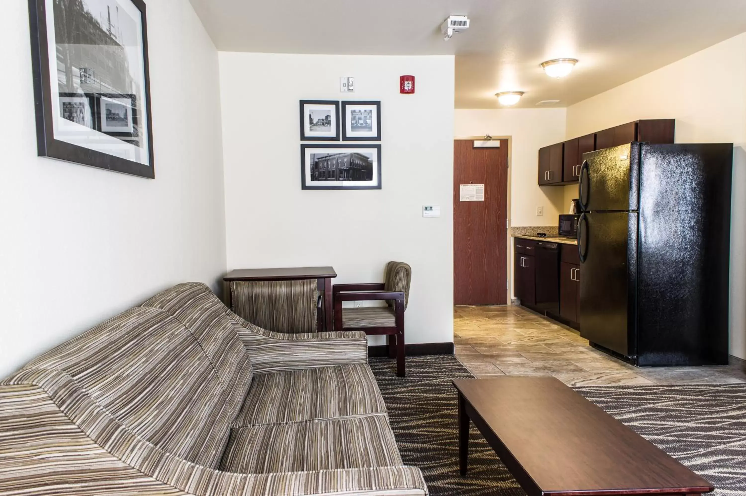 Bed, Seating Area in Cobblestone Hotel & Suites - Stevens Point