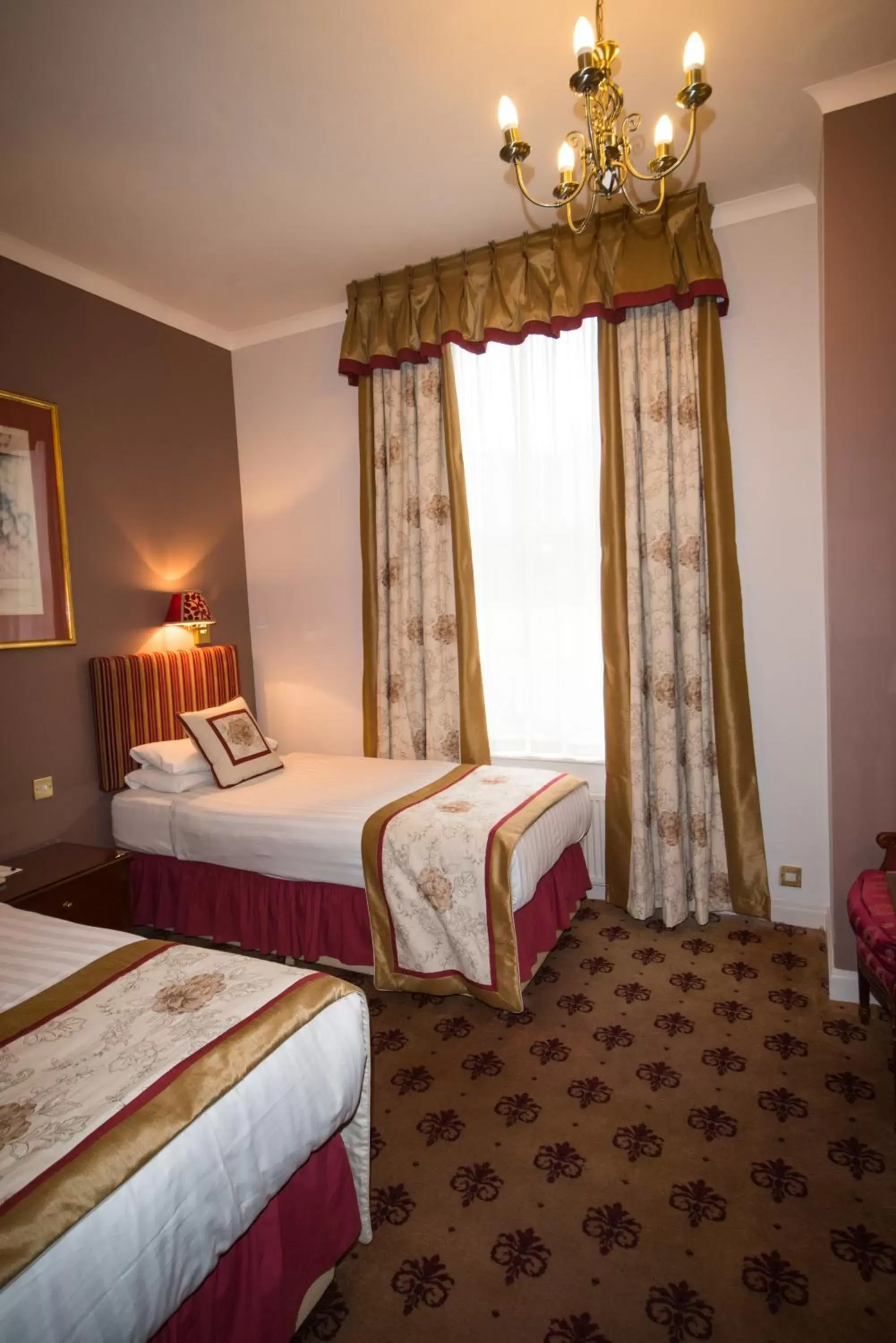 Photo of the whole room, Bed in London Lodge Hotel