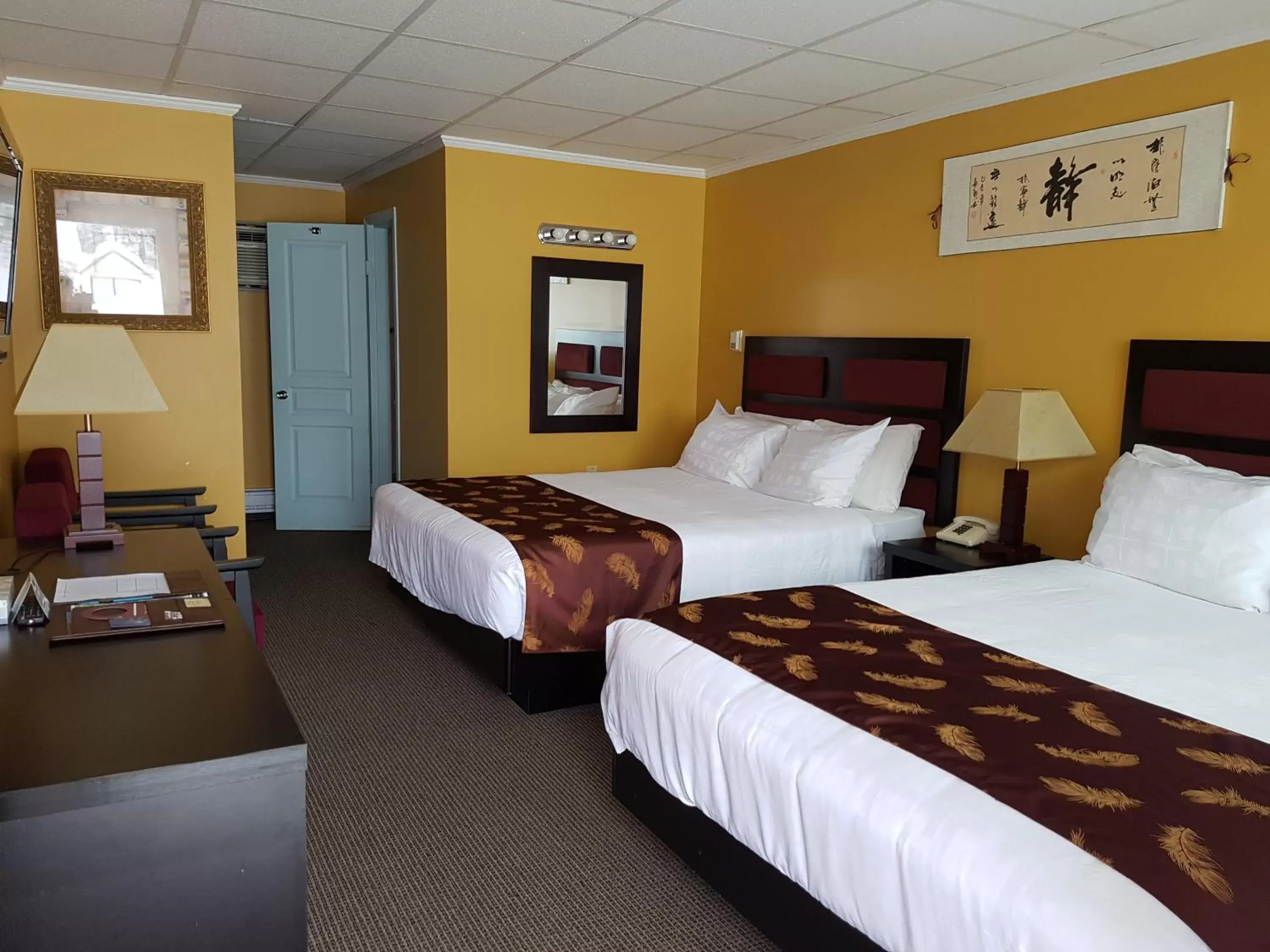 Bedroom, Bed in Alpine Inn & Suites