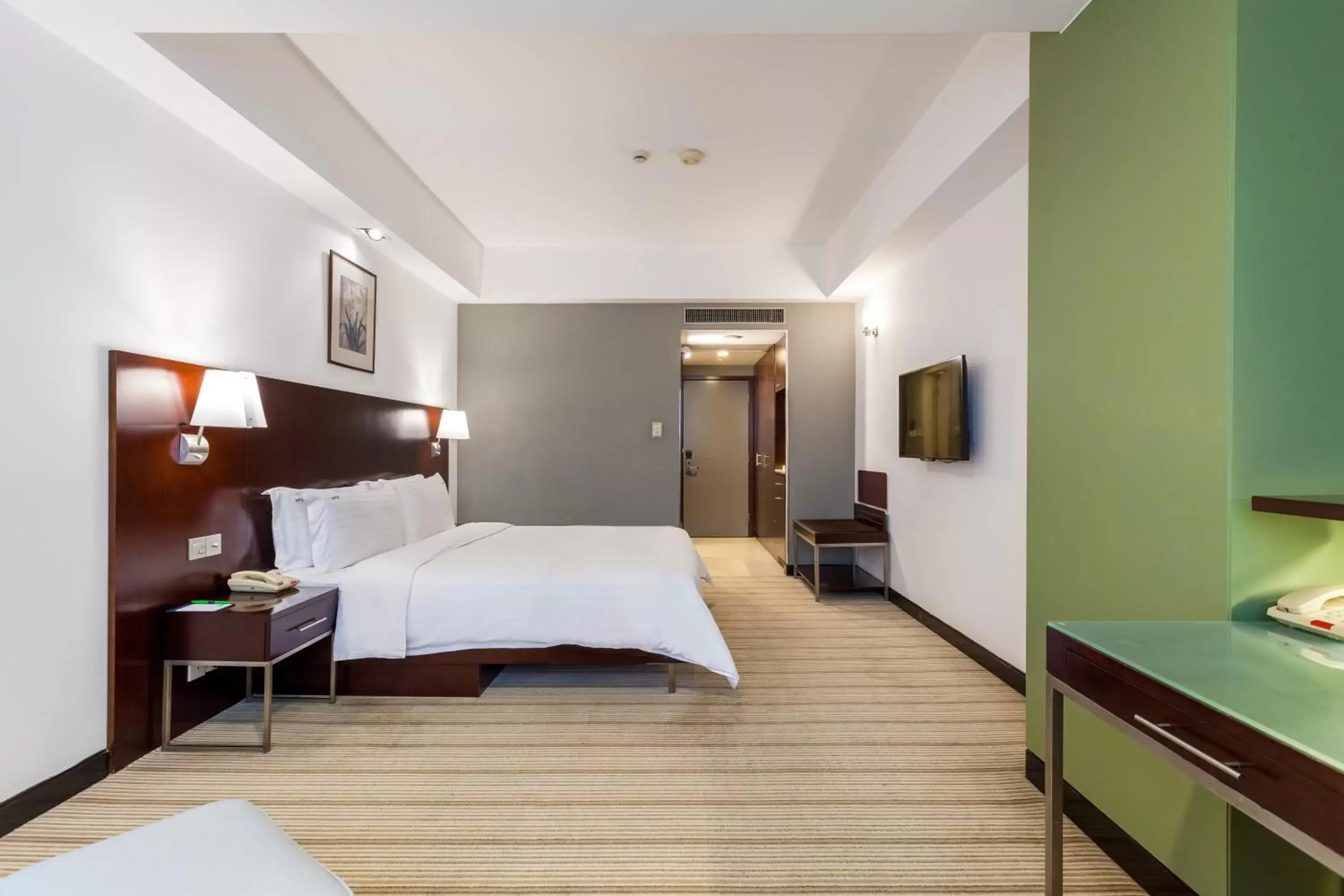 Photo of the whole room, Bed in Holiday Inn Shanghai Vista, an IHG Hotel