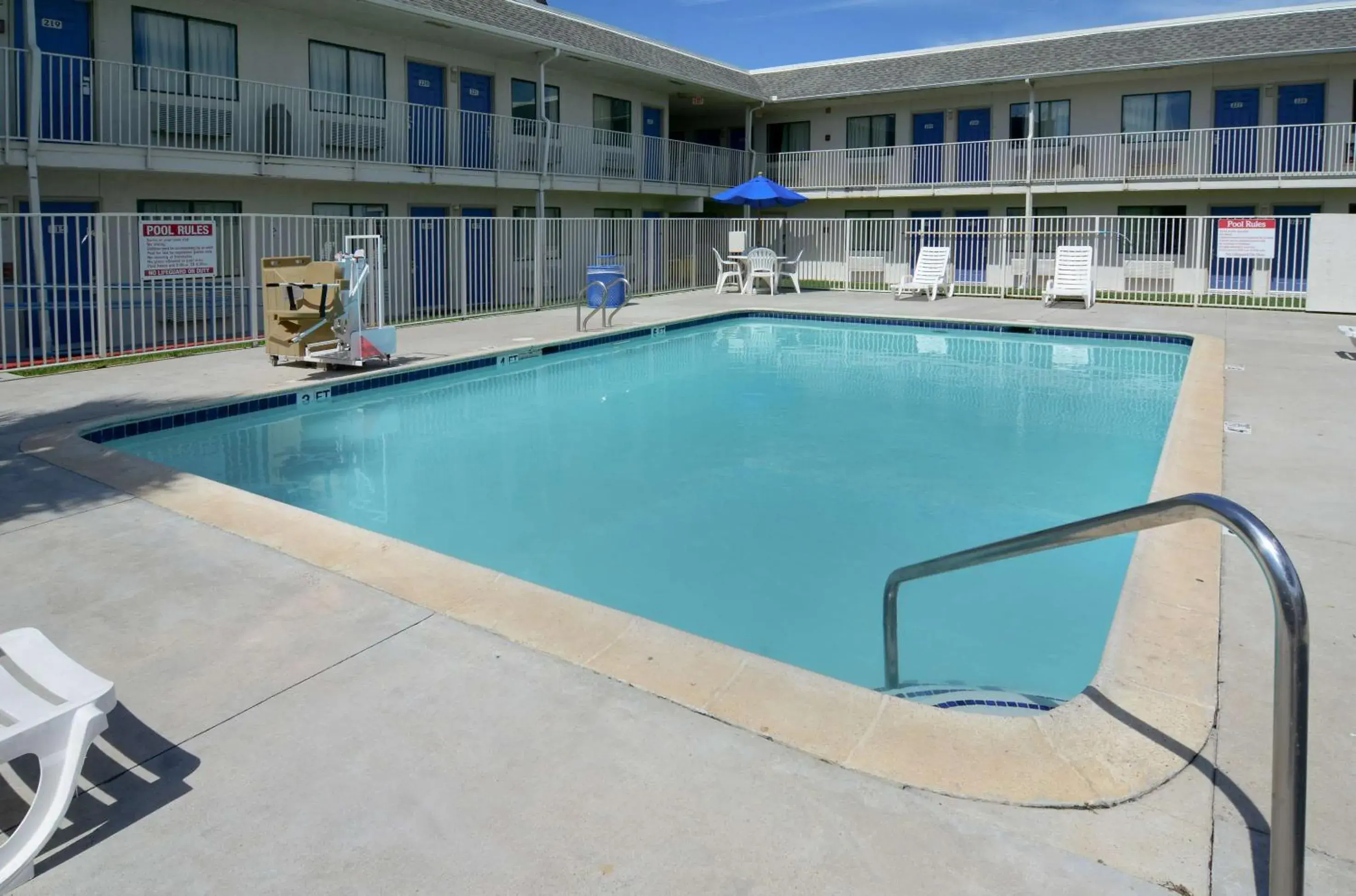 Property building, Swimming Pool in Motel 6-Galveston, TX
