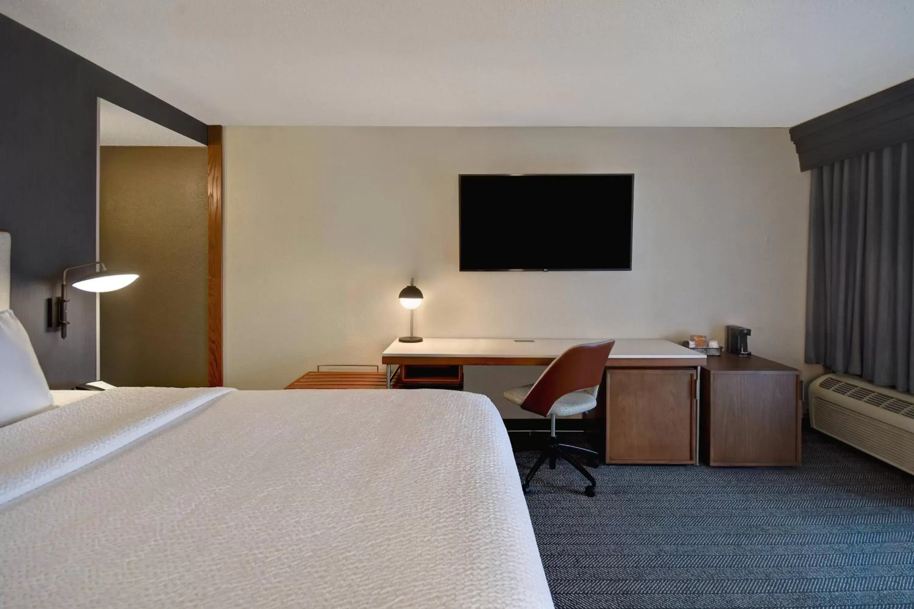 Photo of the whole room, Bed in Courtyard by Marriott Cincinnati Airport