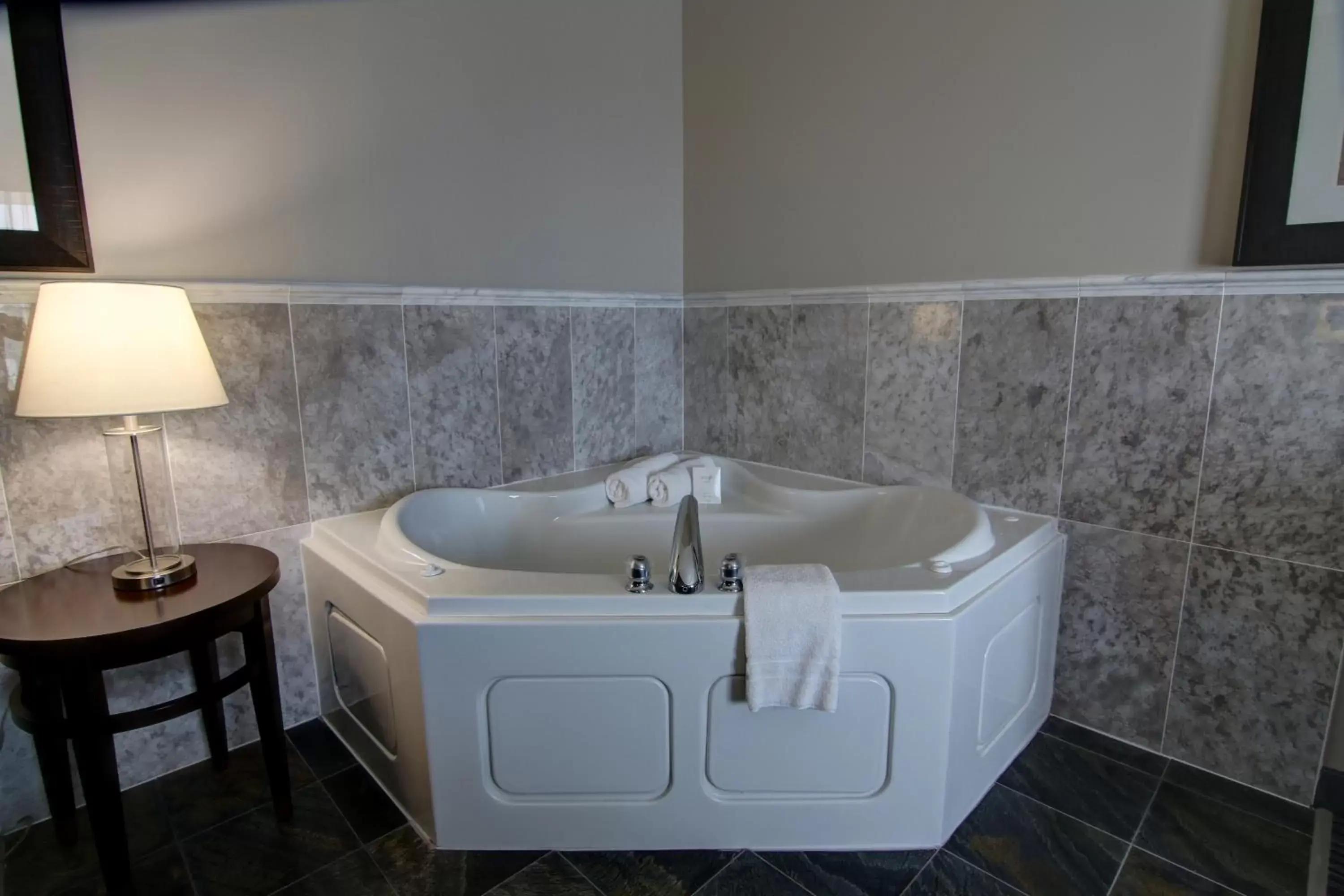 Hot Tub, Bathroom in Best Western Plus Brandon Inn