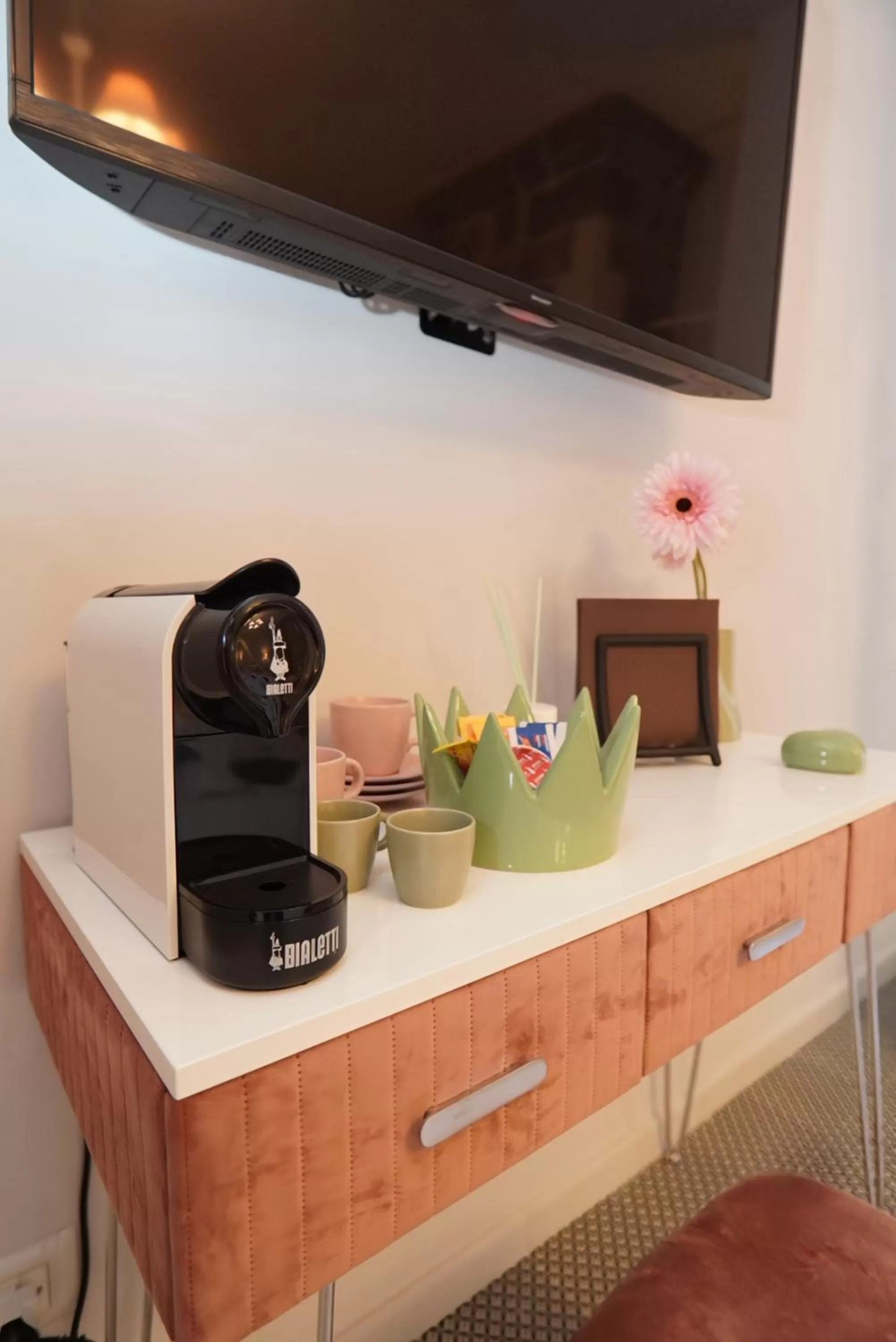 Coffee/tea facilities, TV/Entertainment Center in Cecenero Rooms