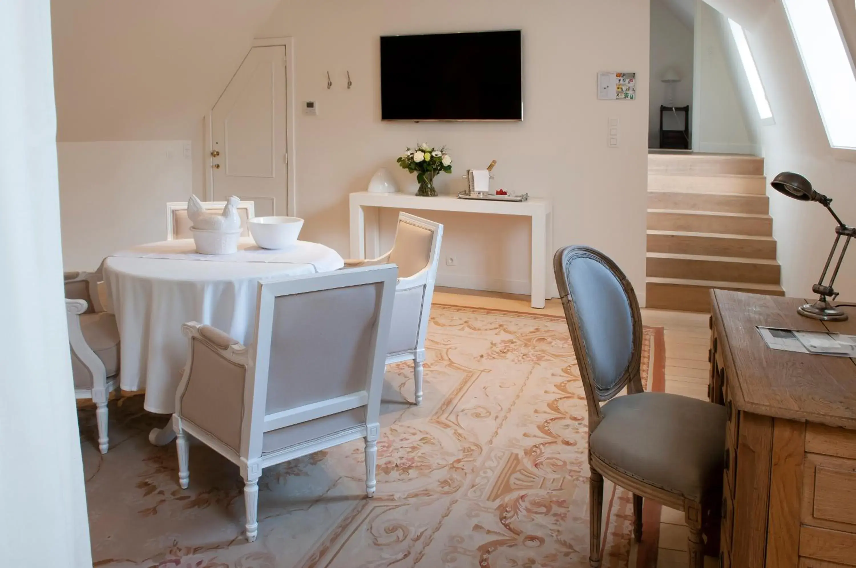 Bedroom, TV/Entertainment Center in De Tuilerieen - Small Luxury Hotels of the World