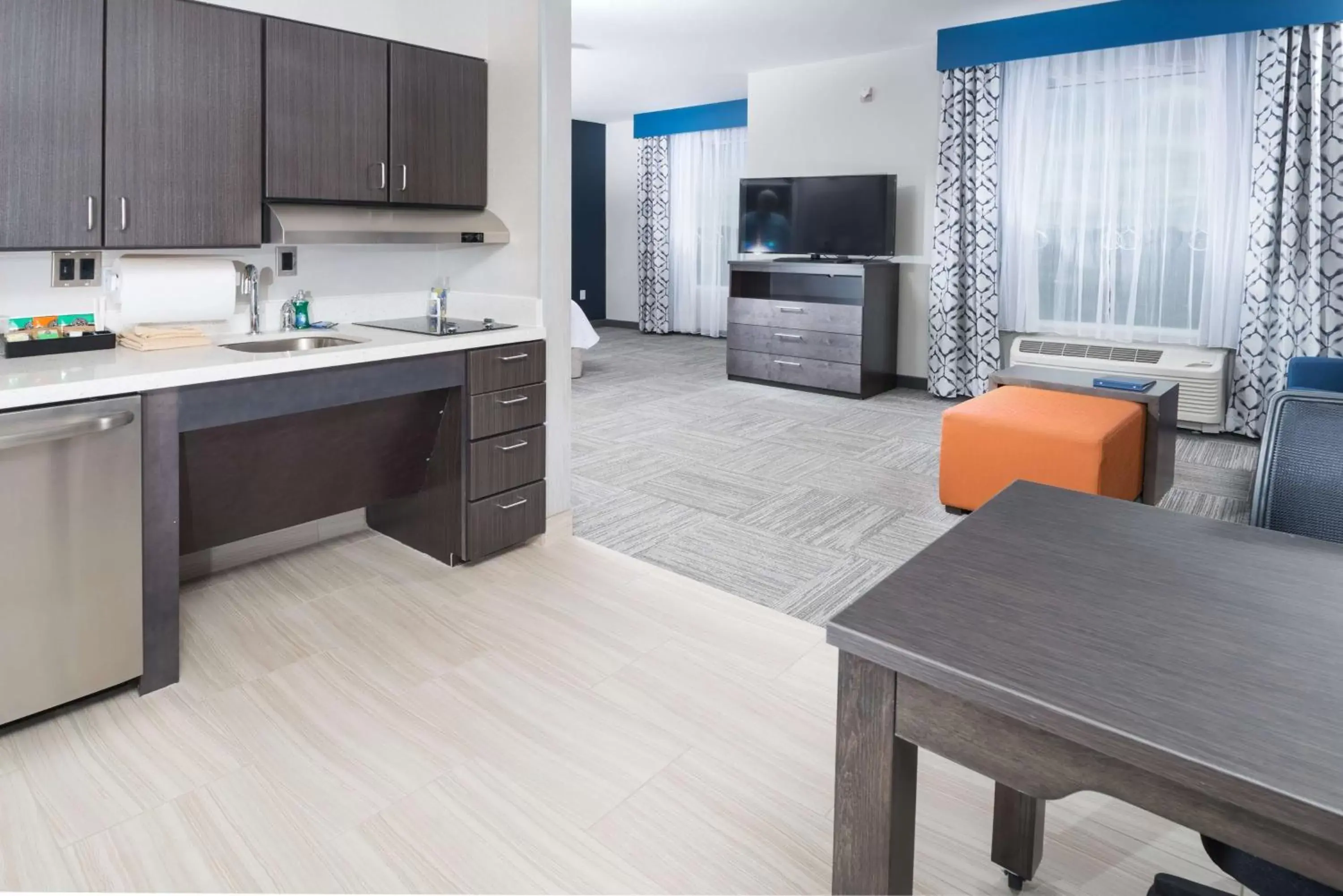 Bedroom, Kitchen/Kitchenette in Homewood Suites By Hilton Tulsa Catoosa