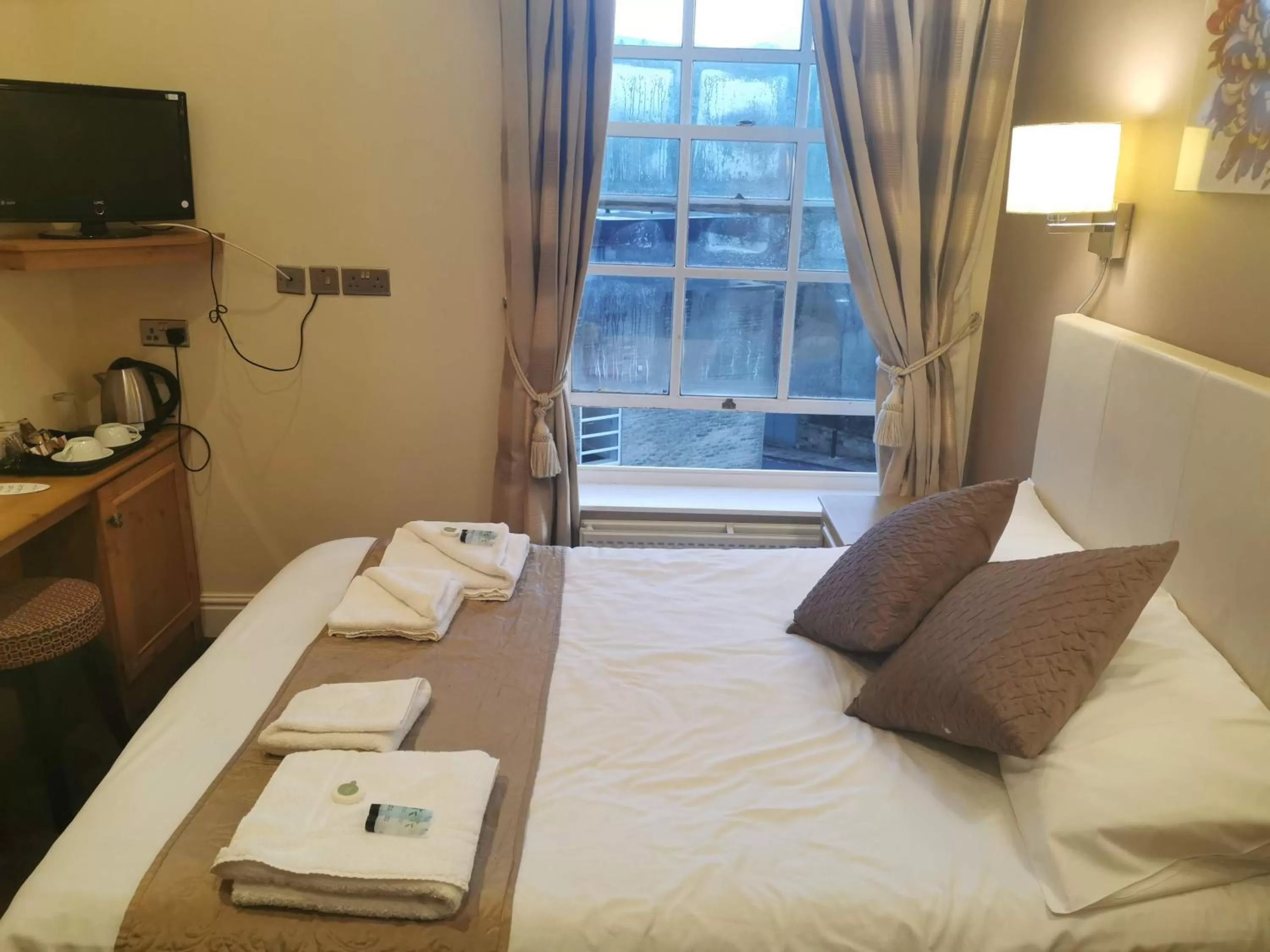 Bed in The Queens Hotel