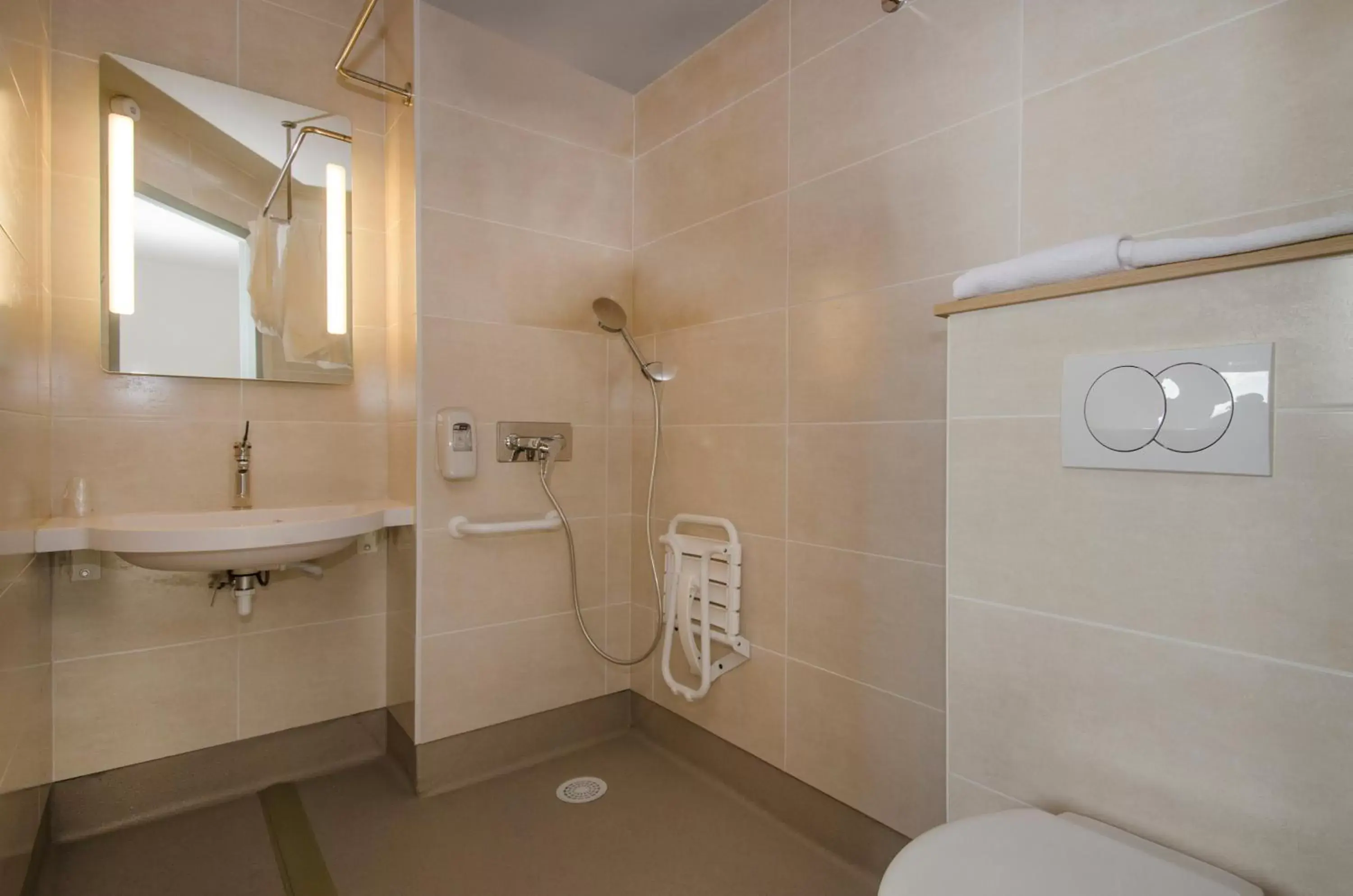 Bathroom in B&B HOTEL Montargis-Amilly