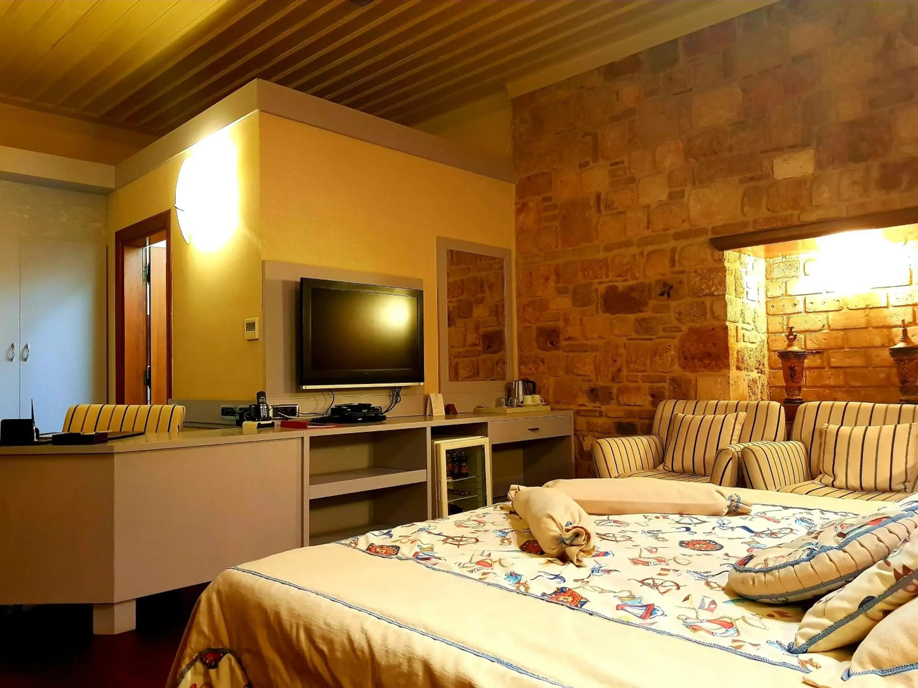 Photo of the whole room, TV/Entertainment Center in Eski Masal Hotel
