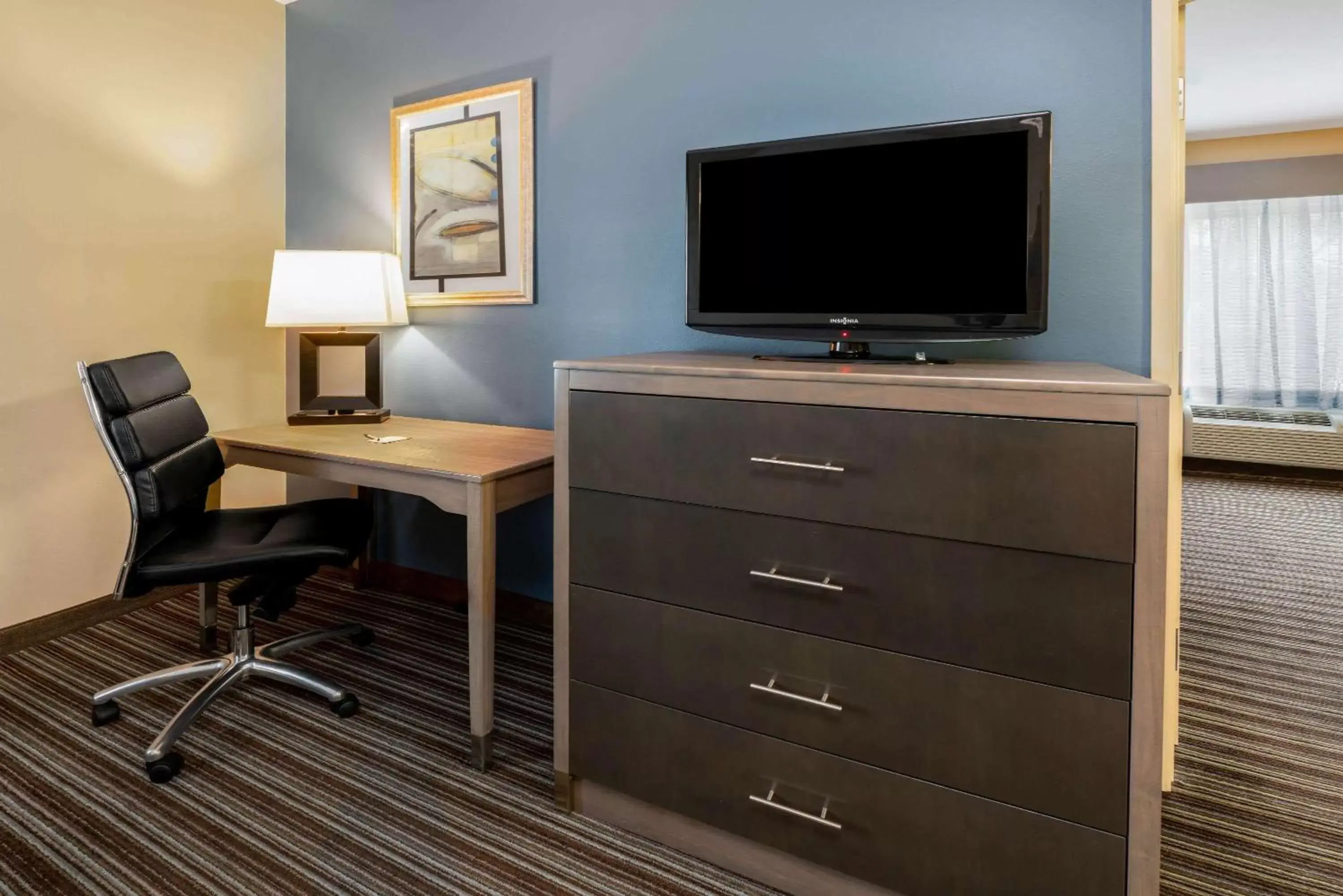 Photo of the whole room, TV/Entertainment Center in La Quinta Inn & Suites by Wyndham Broussard - Lafayette Area