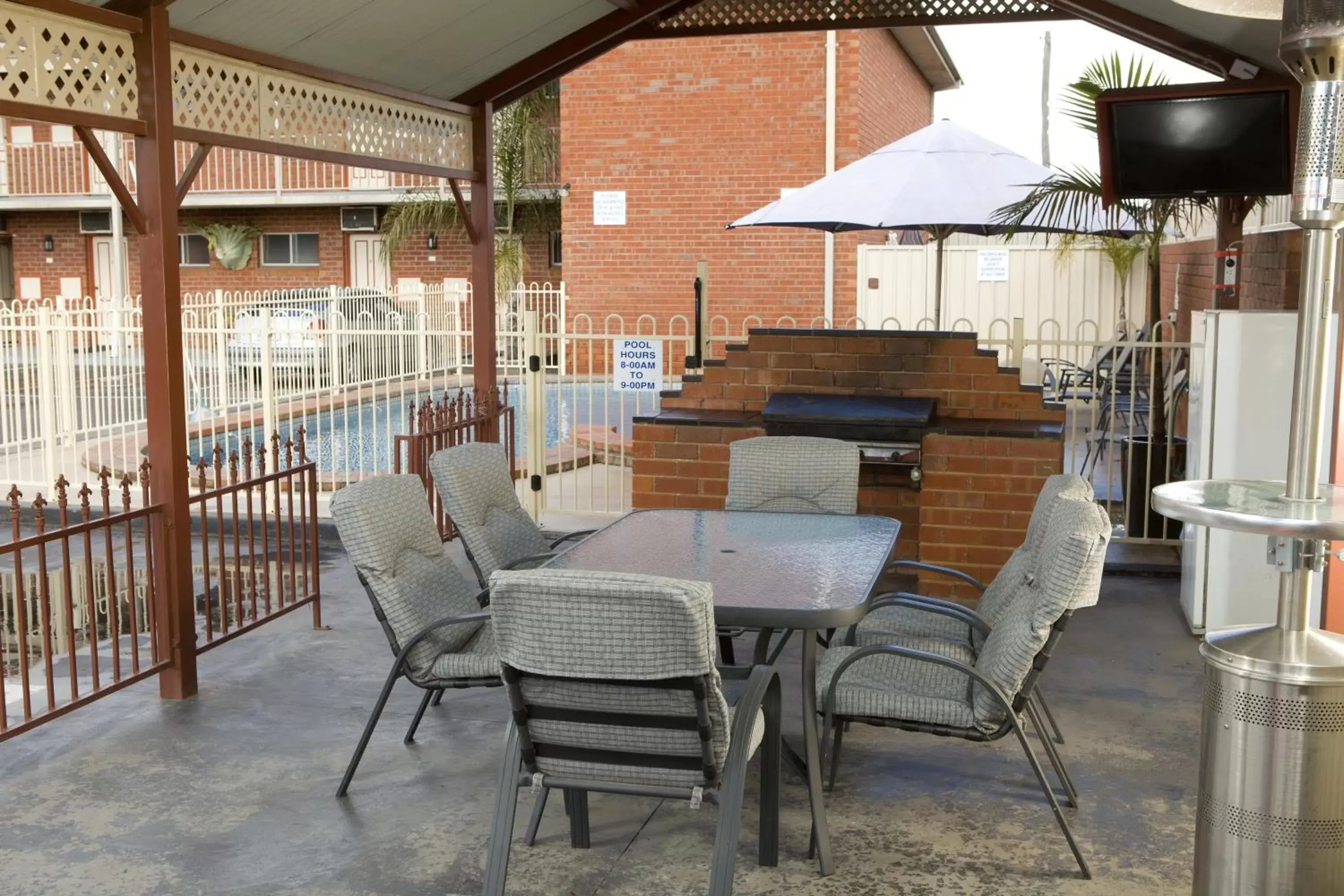 BBQ facilities in Courtyard Motor Inn