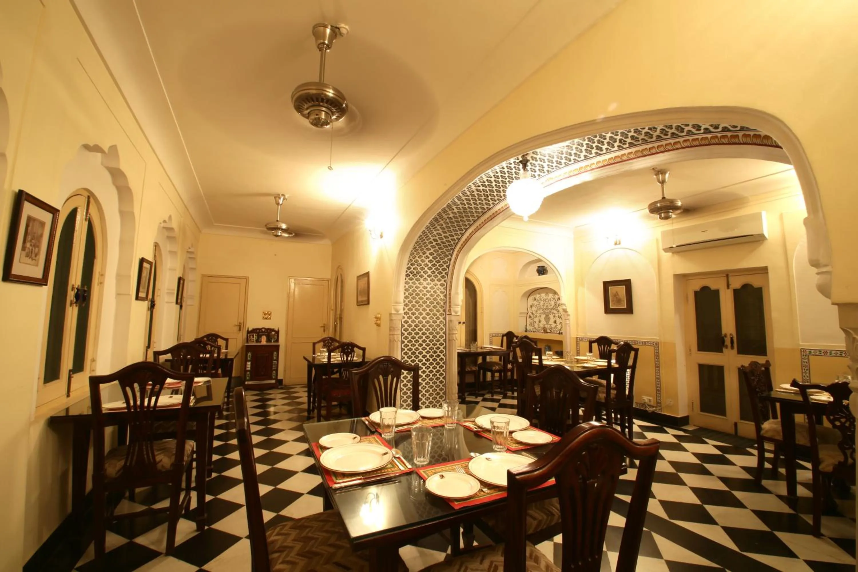 Restaurant/places to eat in Khatu Haveli