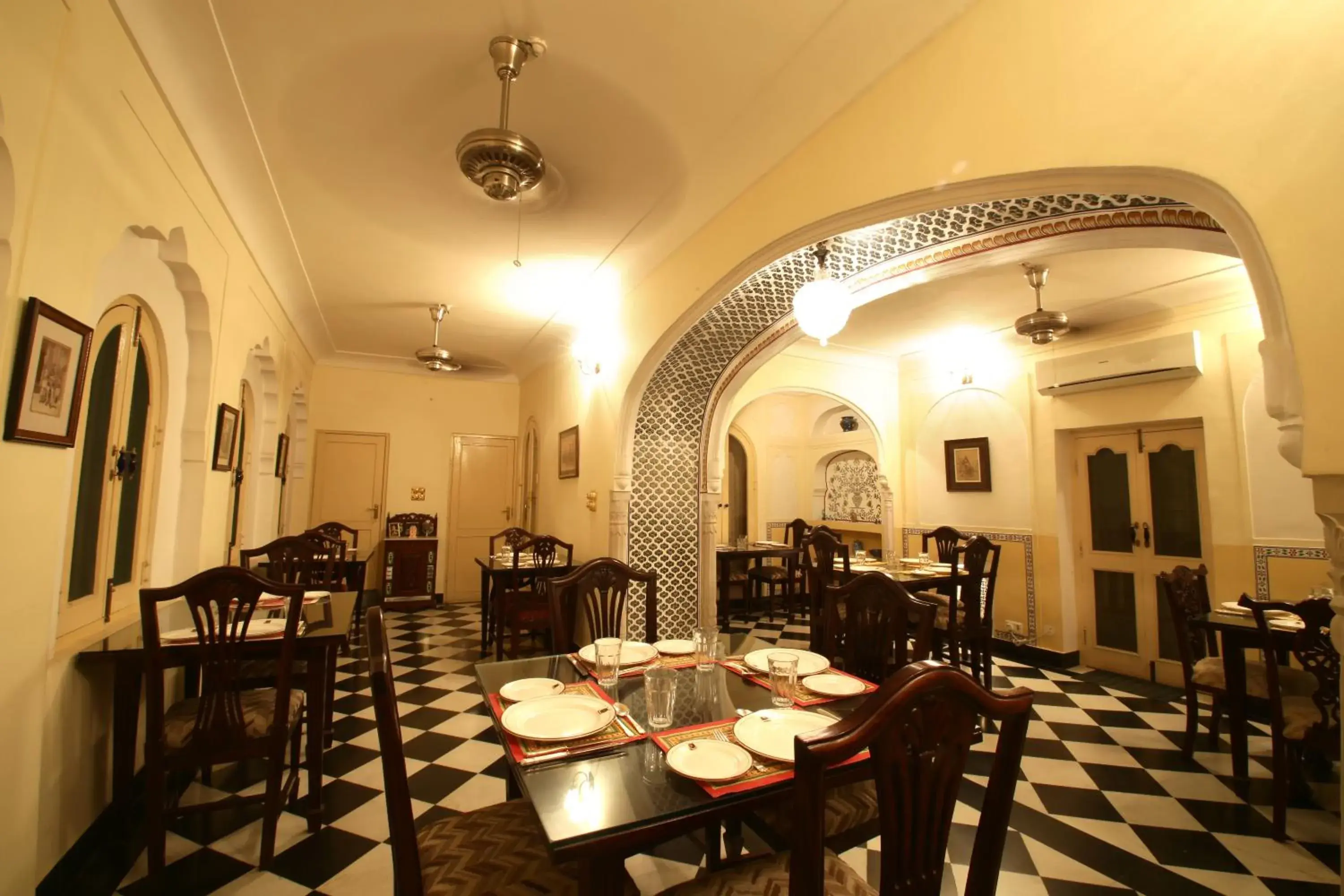 Restaurant/Places to Eat in Khatu Haveli