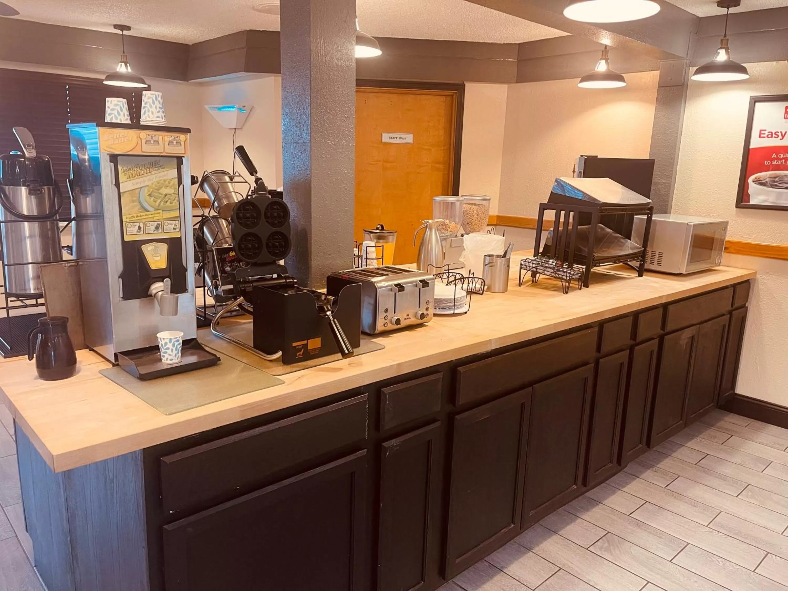 Restaurant/Places to Eat in Econo Lodge Inn & Suites Clinton