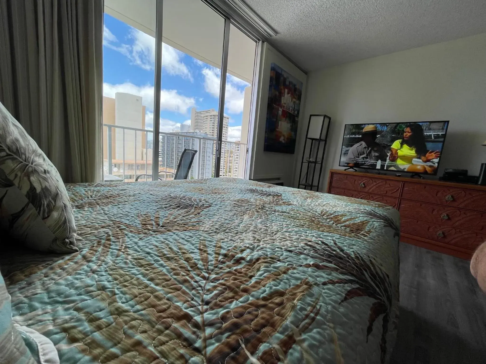 Bed in Tropical Studios at Marine Surf Waikiki - FREE PARKING - BEST LOCATION - FULL KITCHEN - SWIMMING POOL