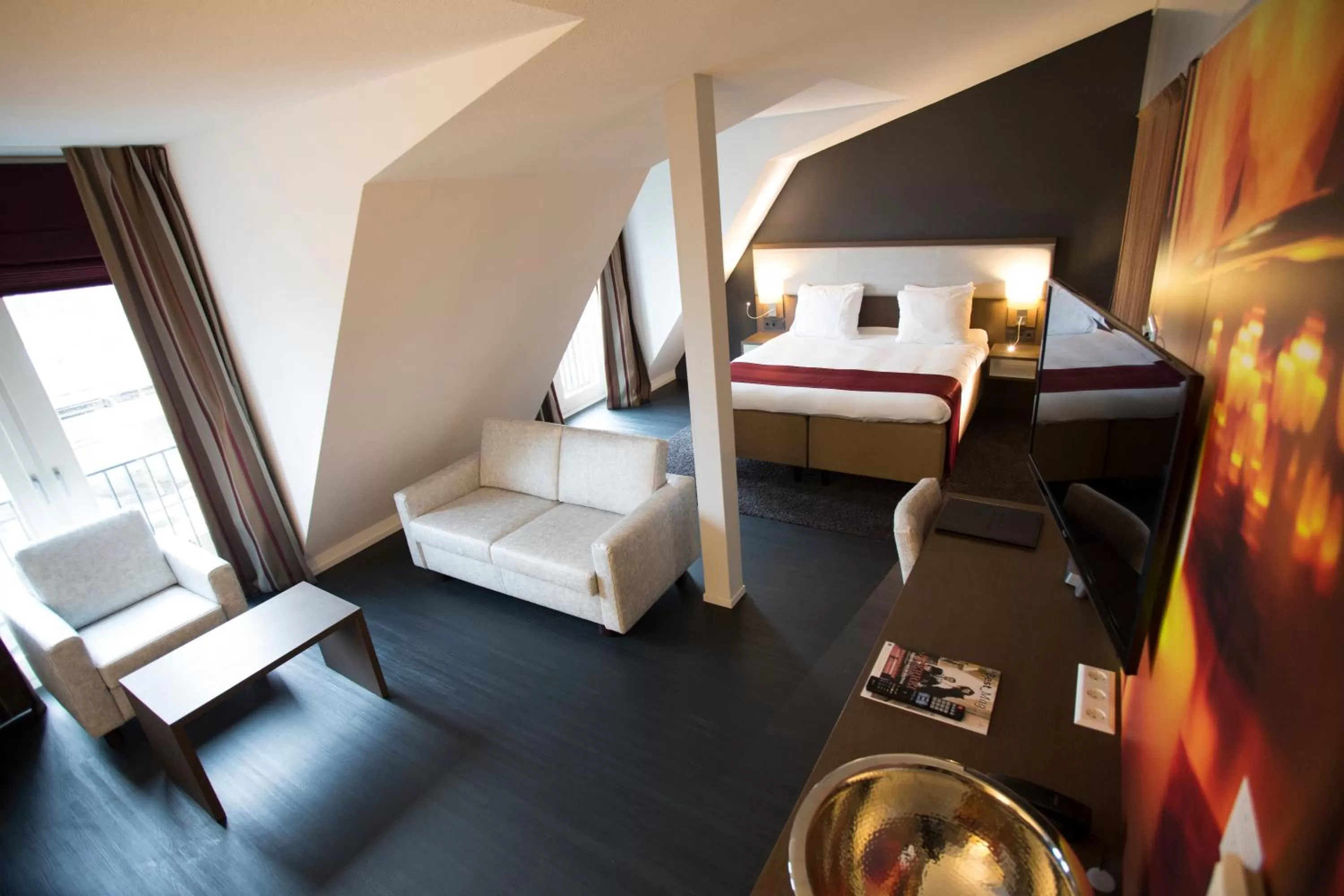 Seating area, Bed in City Hotel Gouda, WorldHotels Crafted Collection
