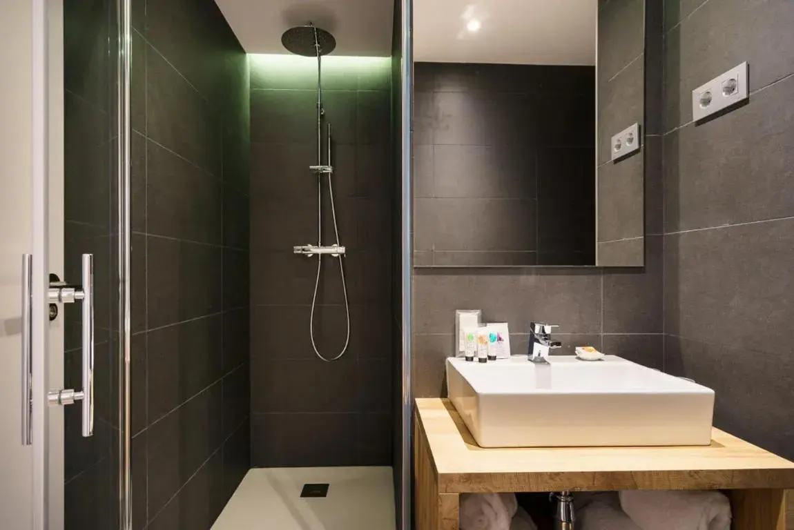 Shower, Bathroom in The Walt Madrid