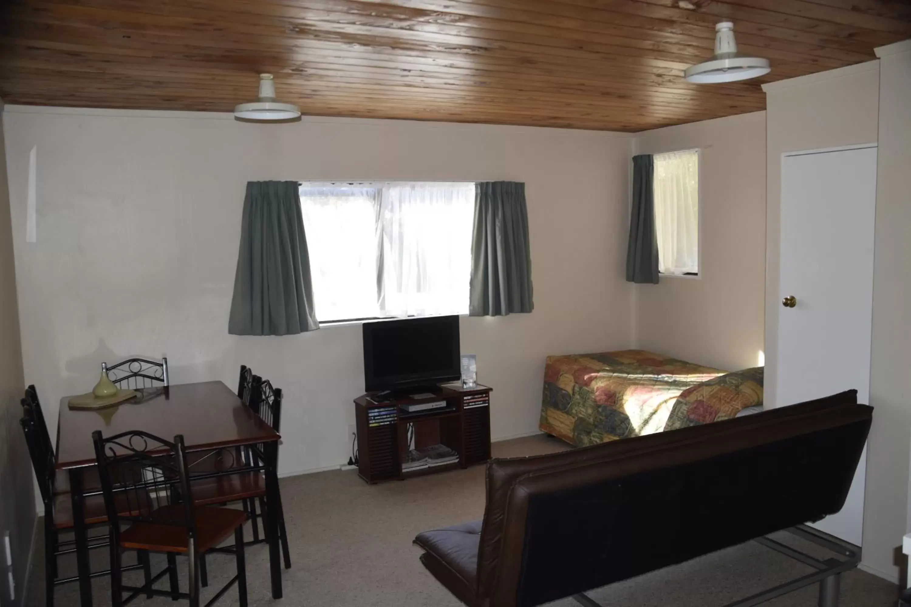 Living room, Seating Area in Judges Pool Motel Turangi