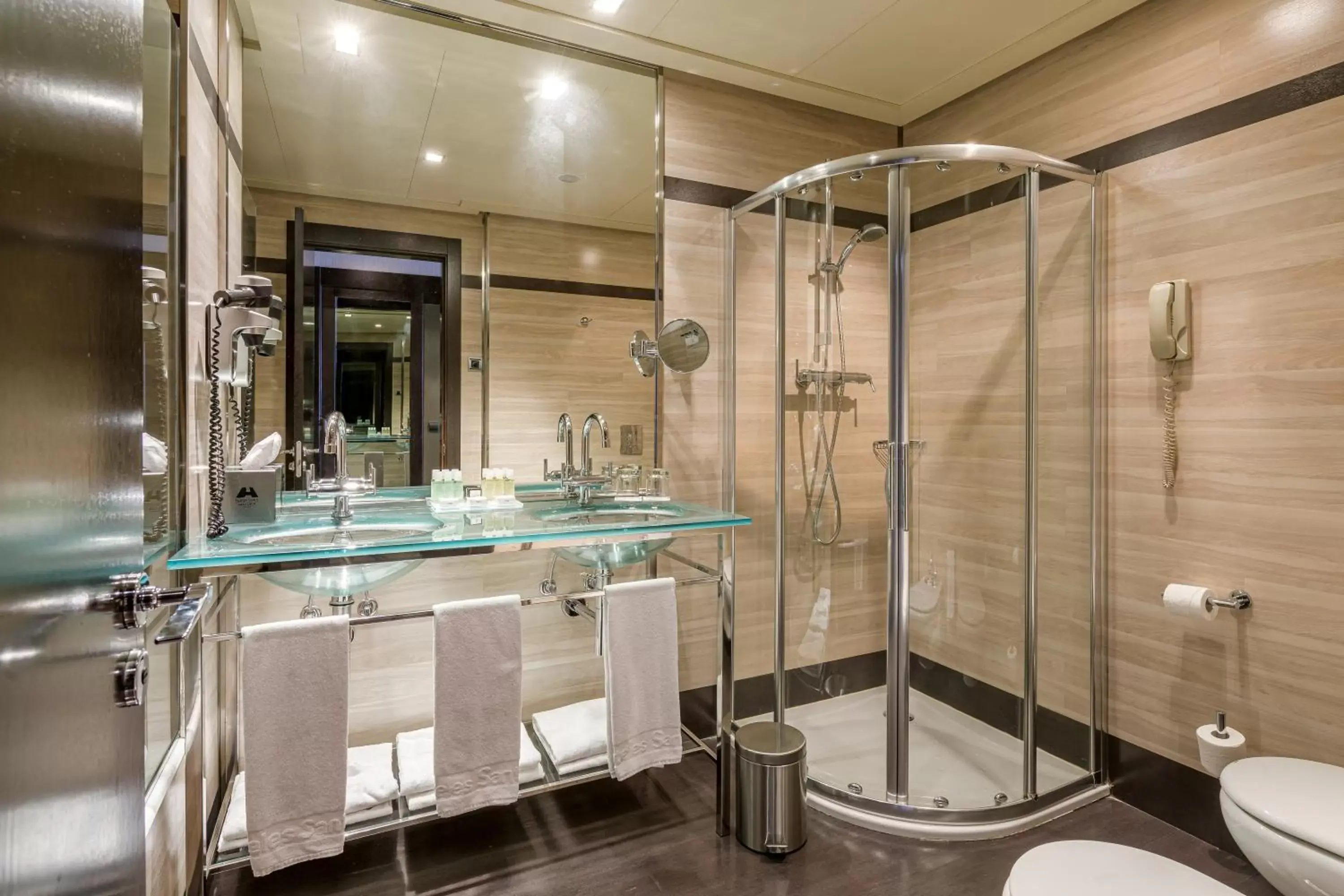 Bathroom in Hotel Maydrit Airport Bathroom in Hotel Maydrit Airport