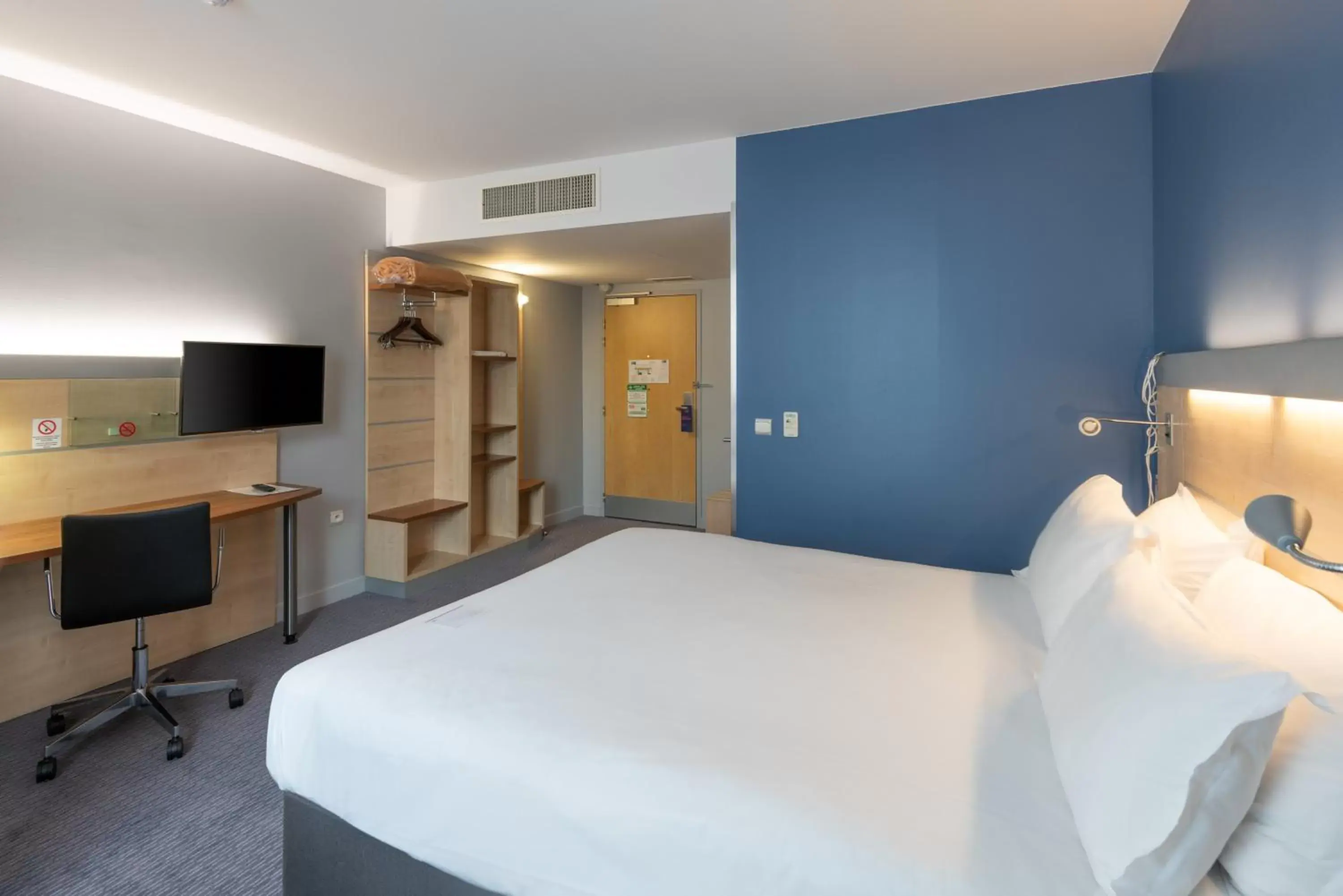 Photo of the whole room, Bed in Holiday Inn Express Saint-Nazaire, an IHG Hotel