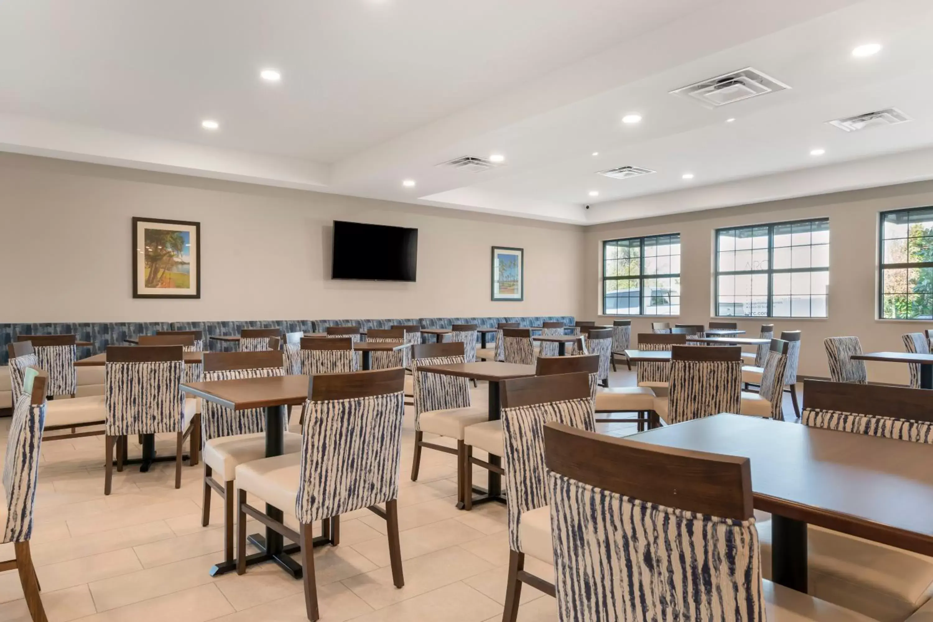 Seating area, Restaurant/Places to Eat in Comfort Suites Orlando Lake Buena Vista
