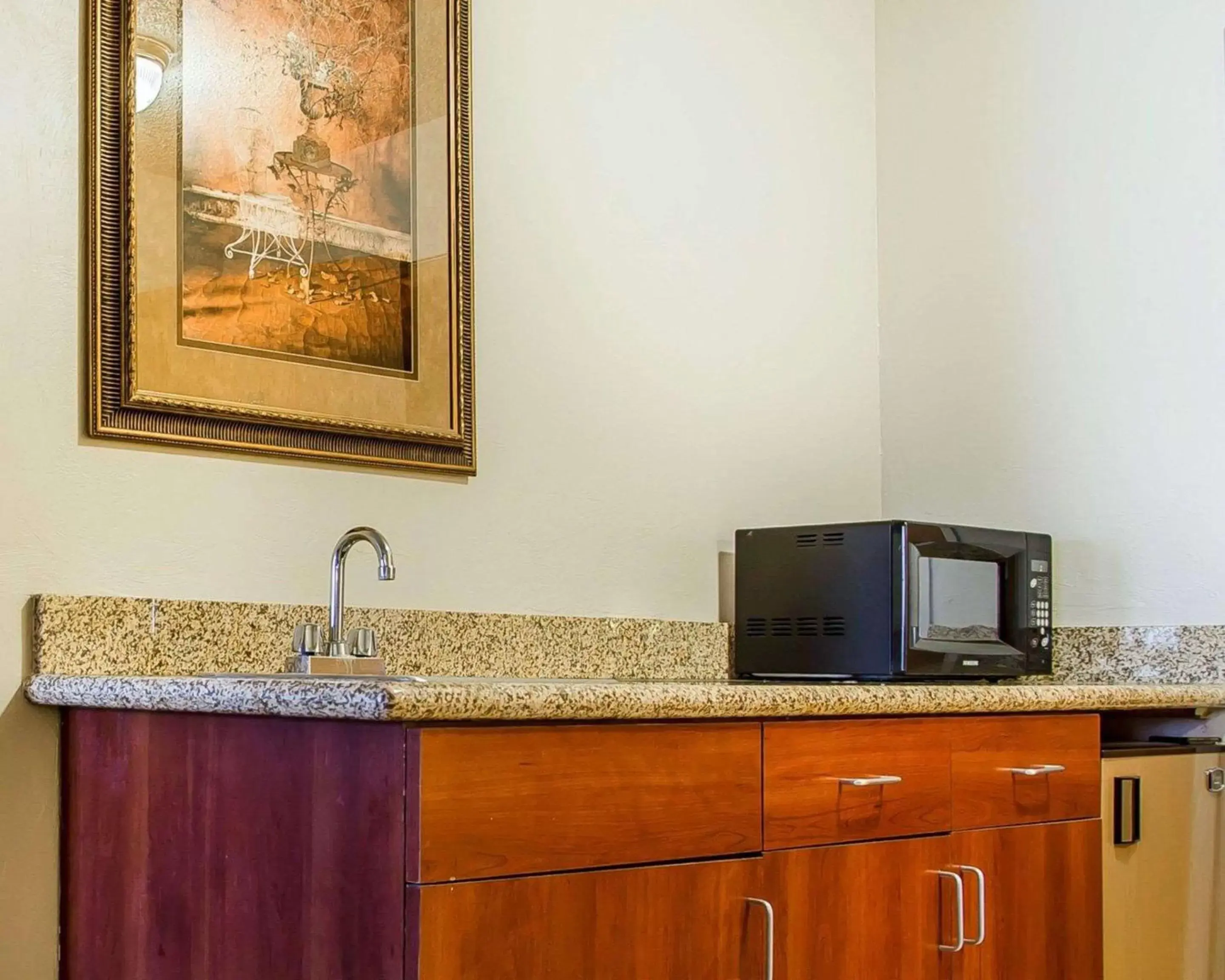Photo of the whole room, Kitchen/Kitchenette in Quality Inn & Suites Twin Falls
