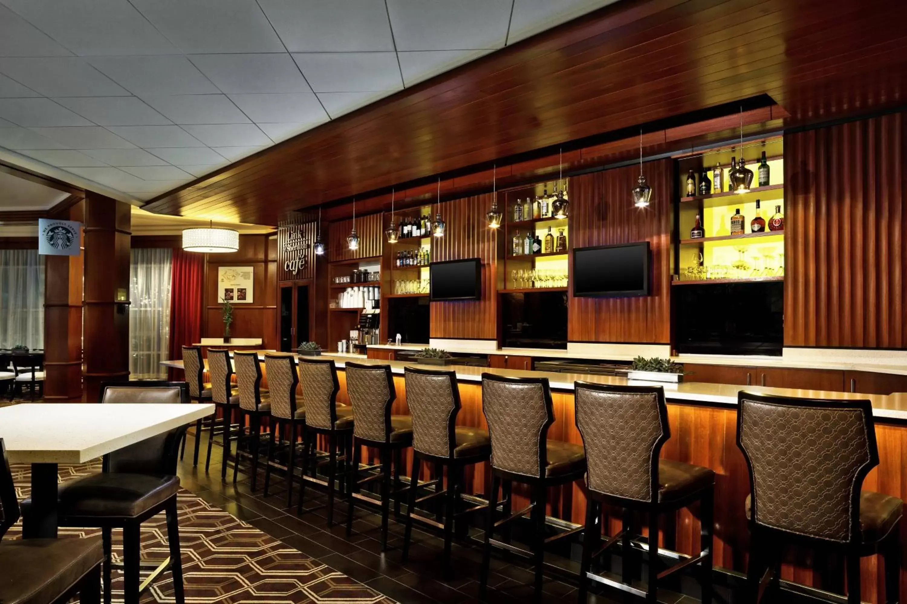 Lobby or reception, Lounge/Bar in Sheraton Boston Needham Hotel