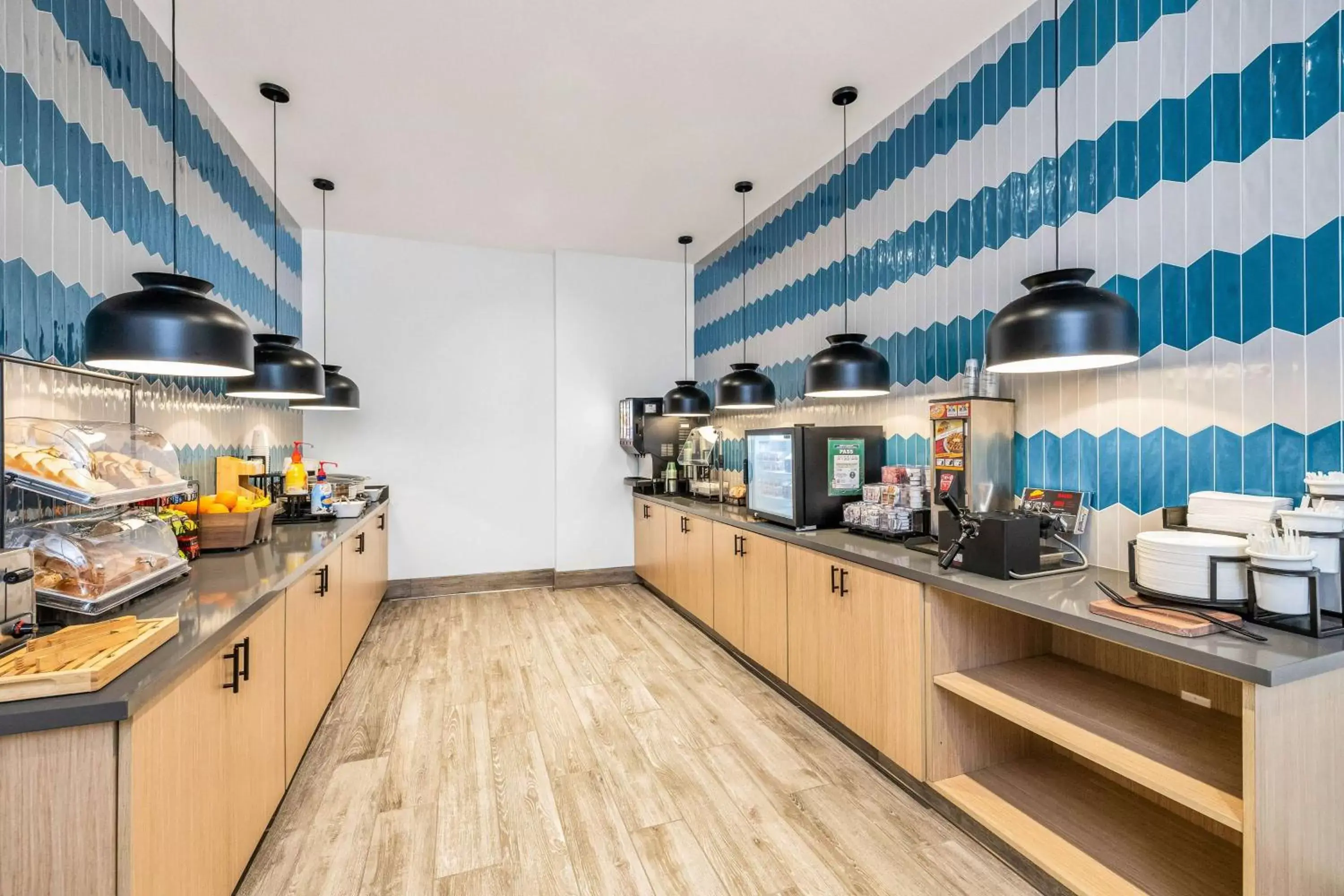 Breakfast, Kitchen/Kitchenette in La Quinta Inn & Suites by Wyndham San Jose Silicon Valley