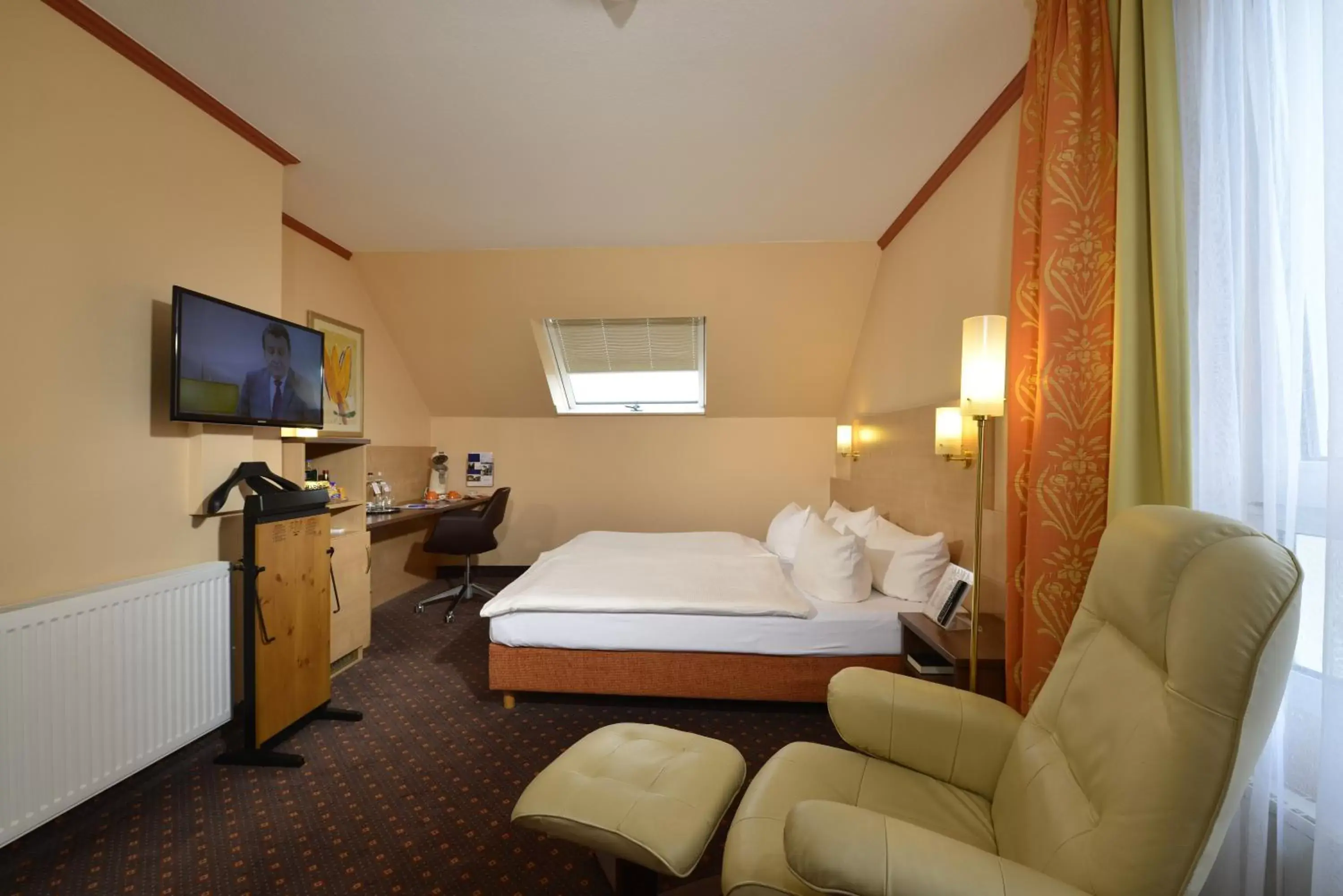 Photo of the whole room, Bed in Sure Hotel by Best Western Hilden-Düsseldorf