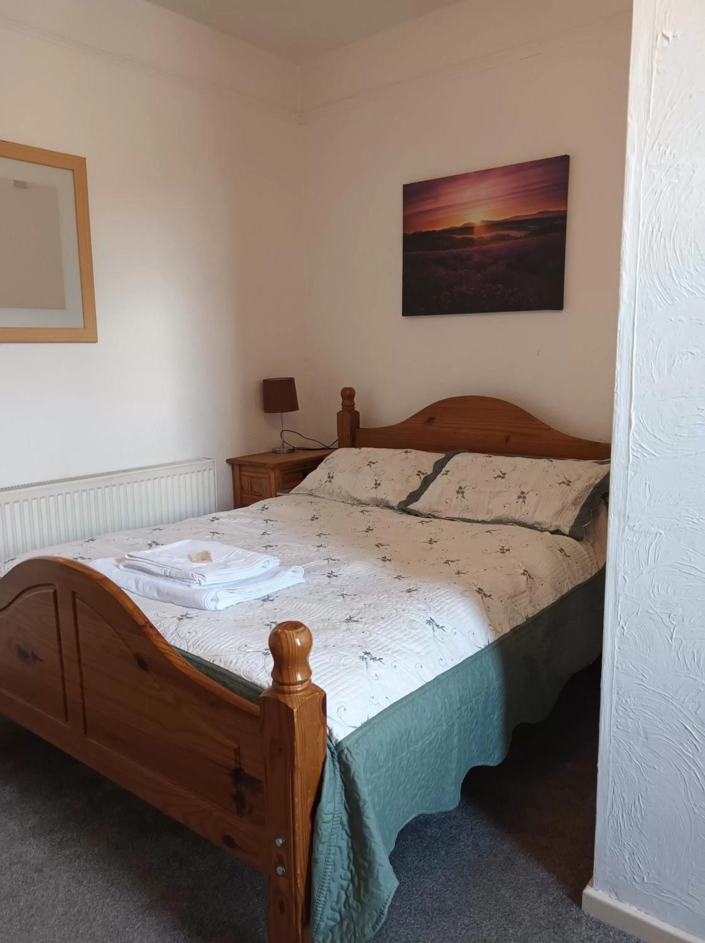 Bedroom, Bed in THE WHEATSHEAF INN