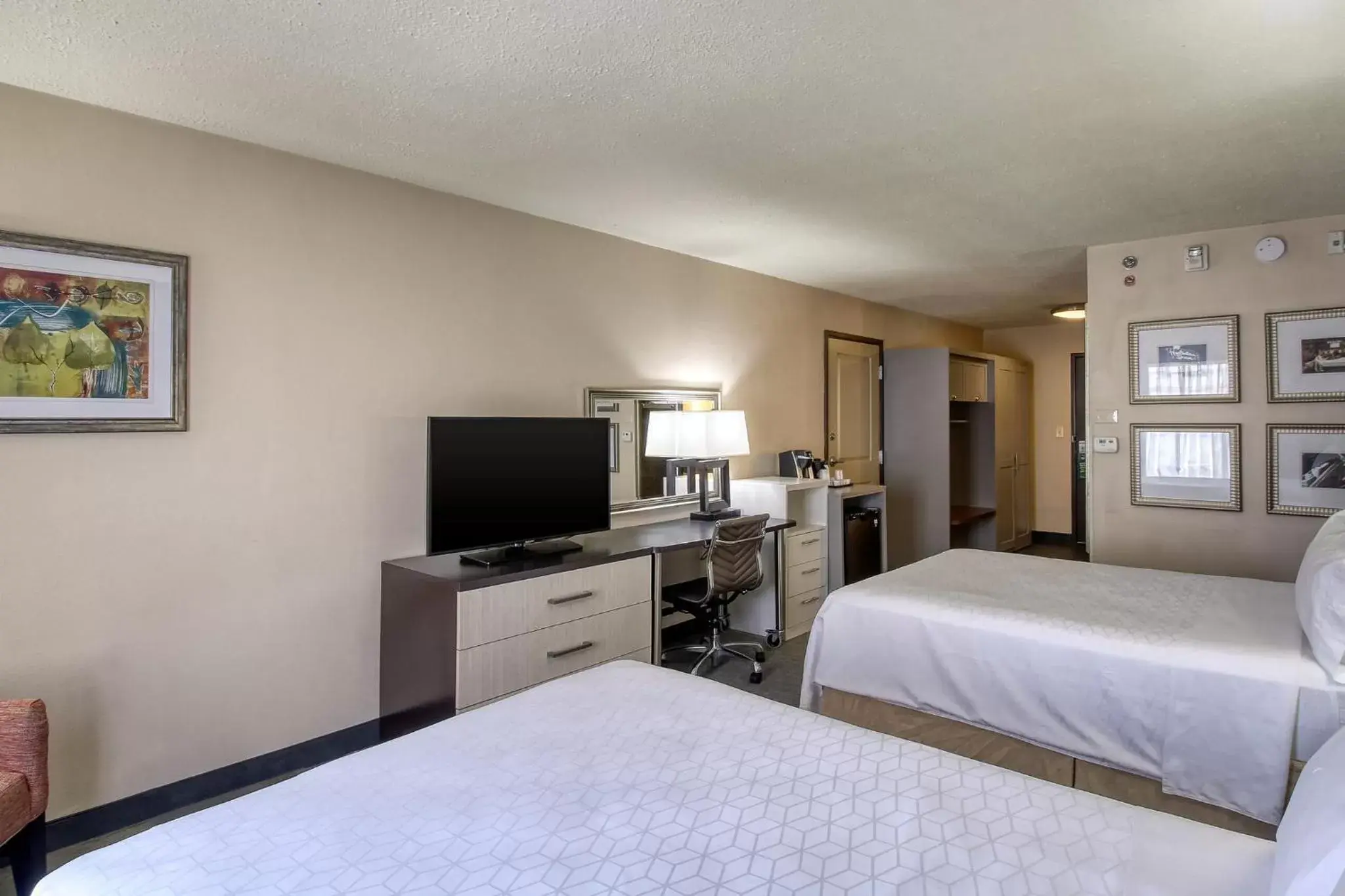 Photo of the whole room, Bed in Holiday Inn & Suites Atlanta Airport North, an IHG Hotel
