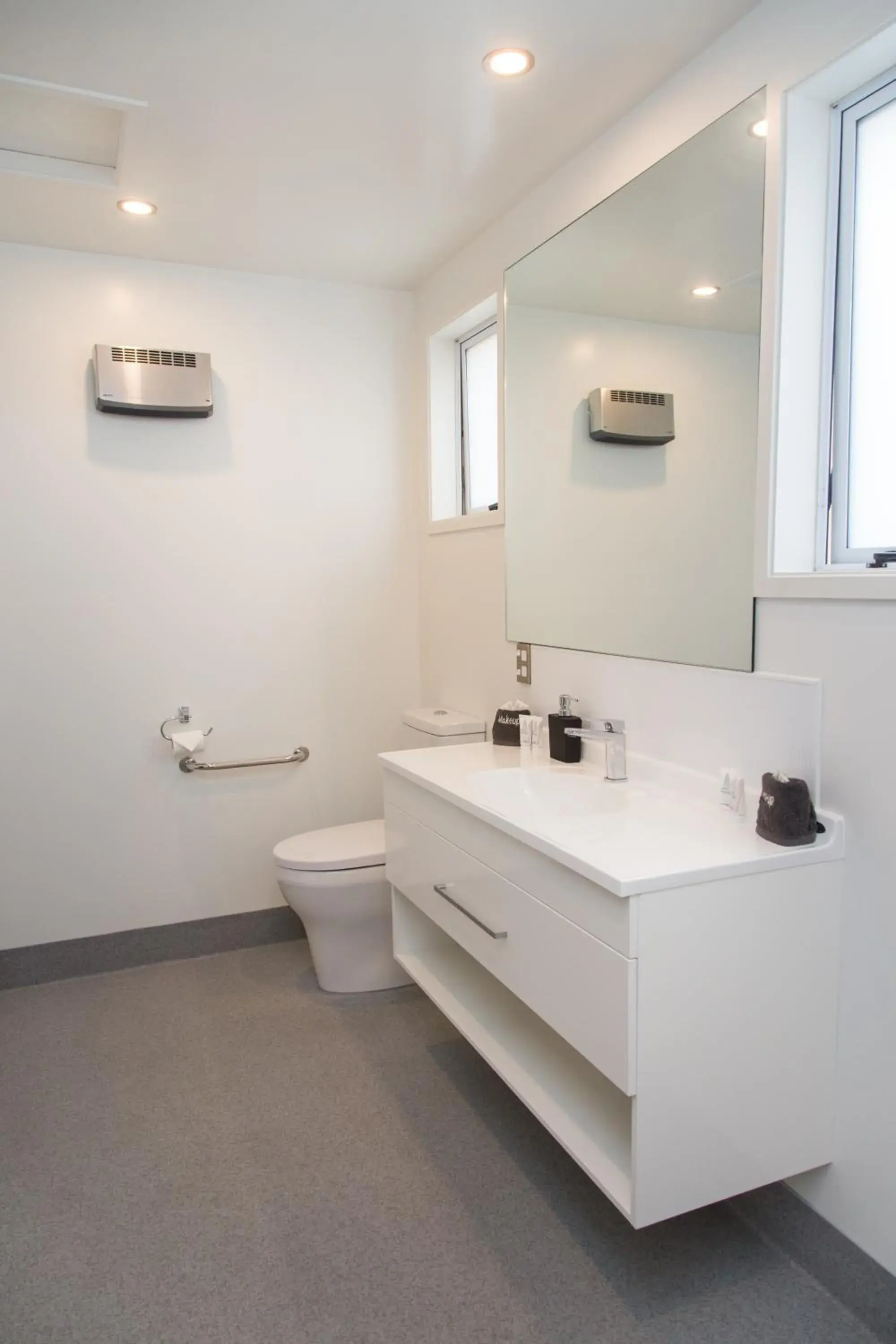 Bathroom in Dunedin Motel and Villas