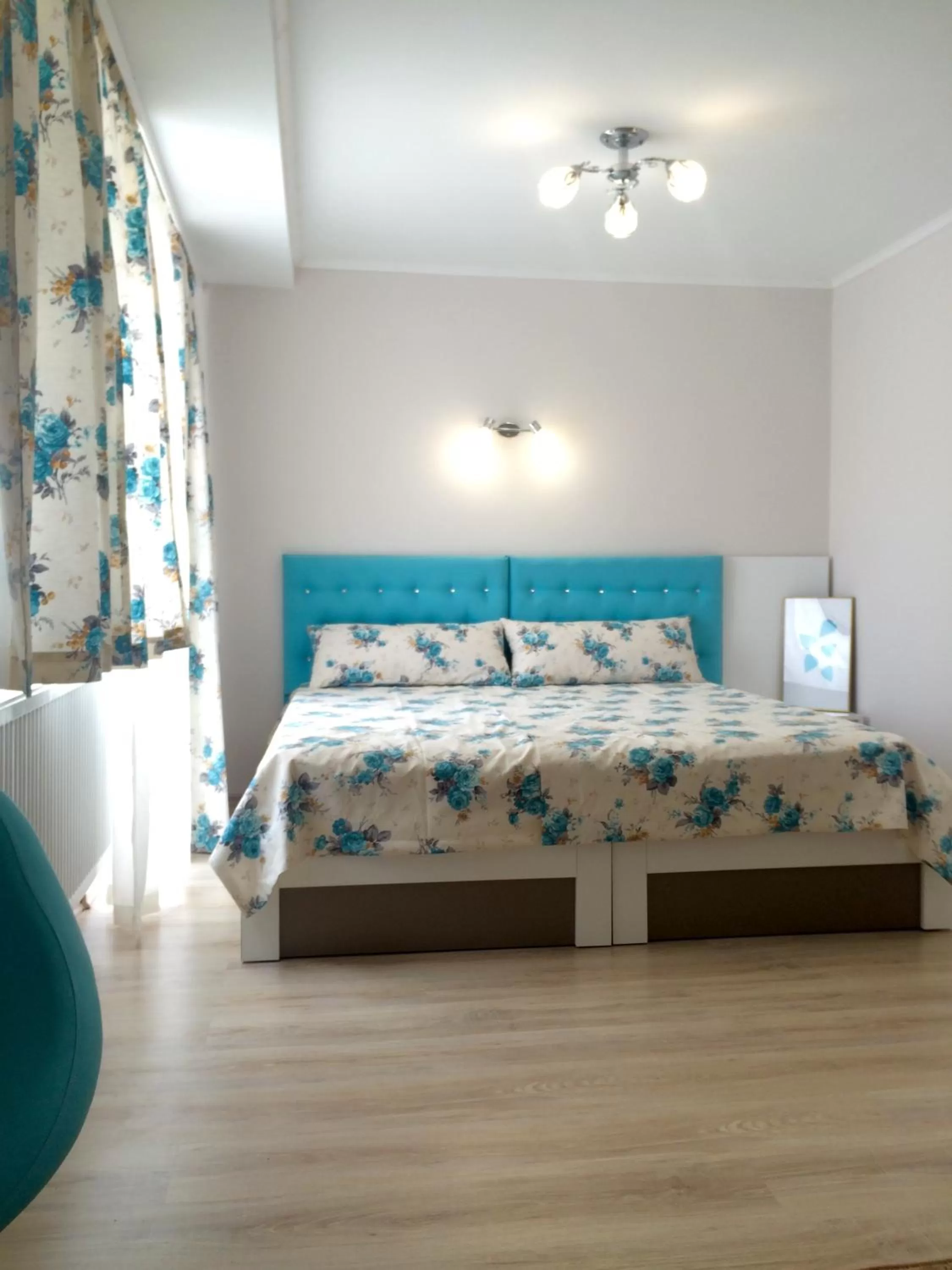 Photo of the whole room, Bed in White Rose Guest Rooms