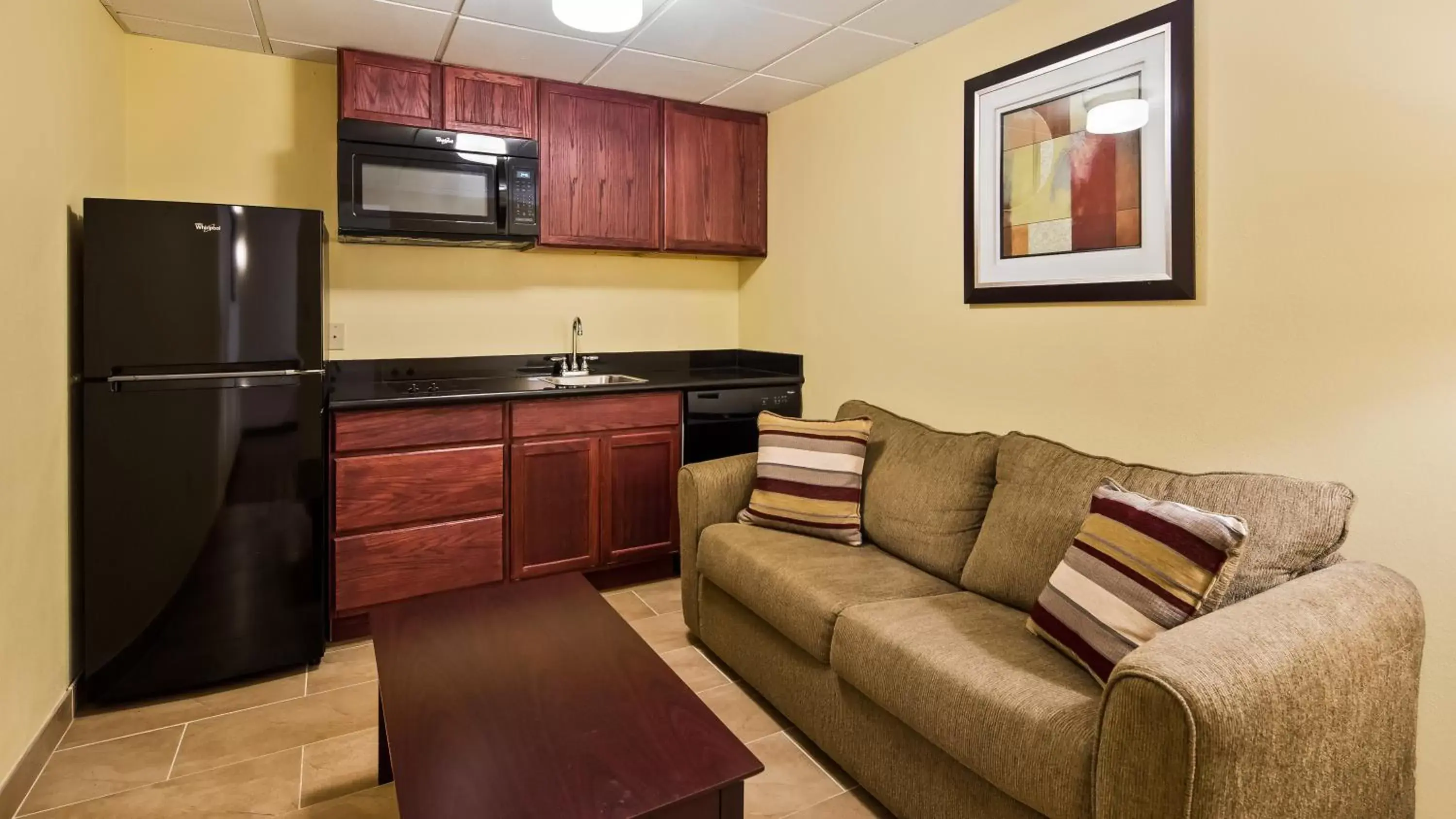 Kitchen or kitchenette, Kitchen/Kitchenette in Best Western Airport Inn & Suites Cleveland