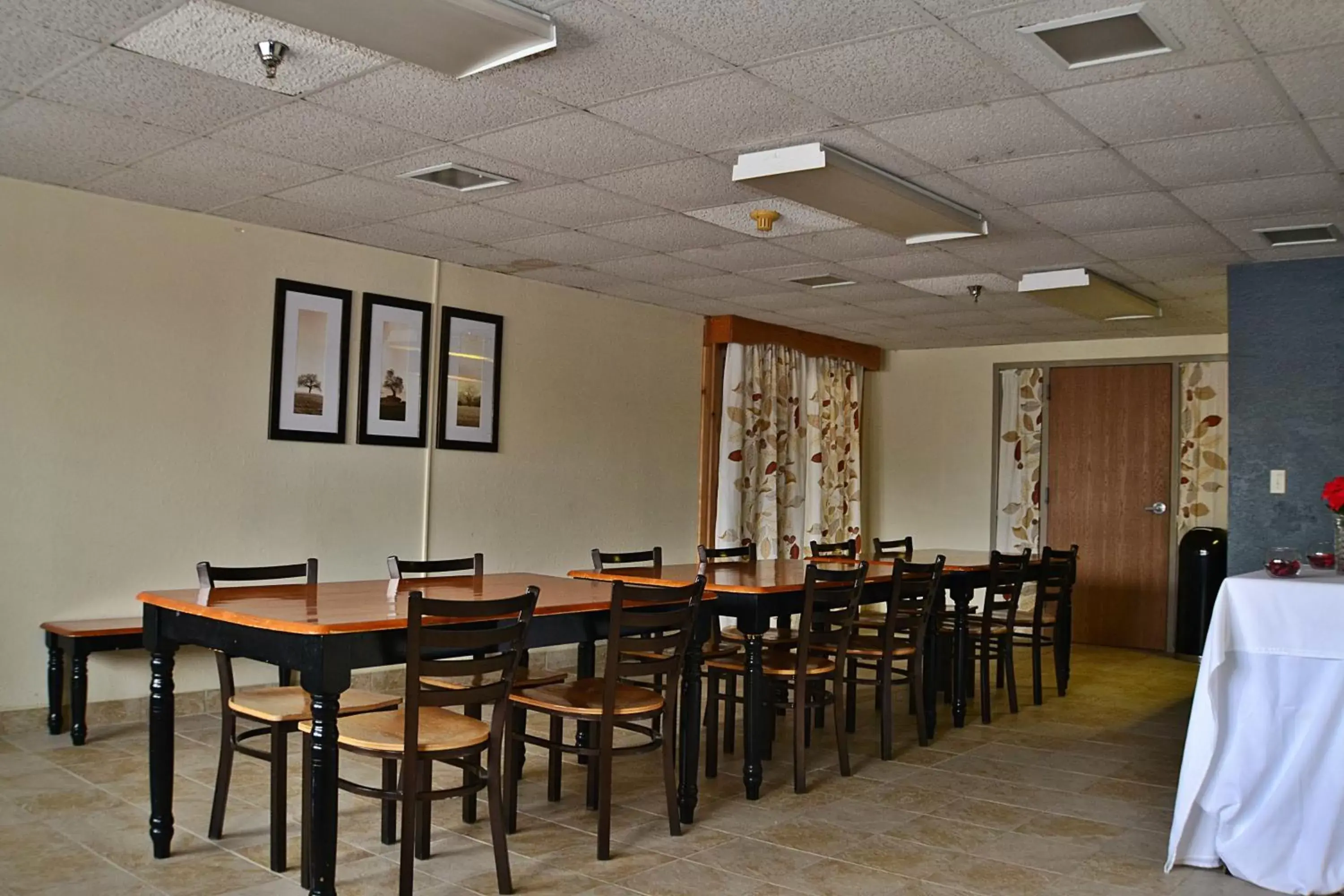 Area and facilities, Restaurant/Places to Eat in AmericInn by Wyndham Calumet