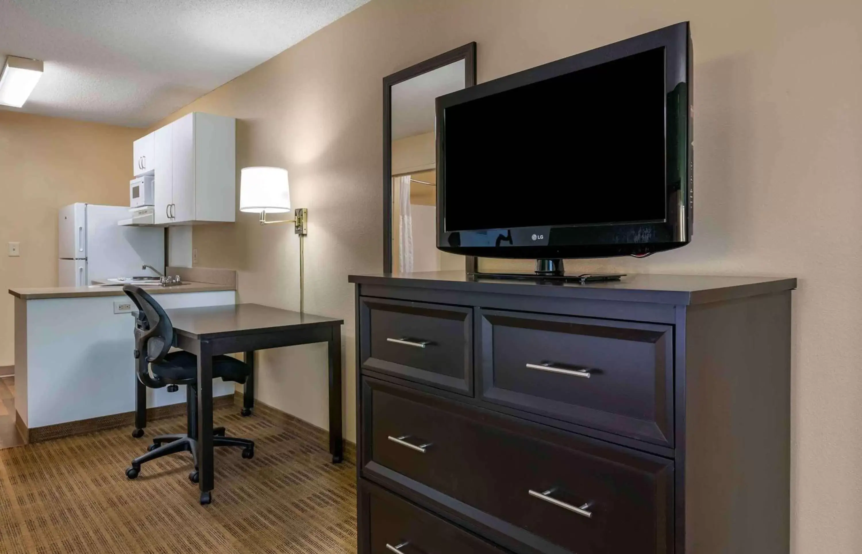 Bedroom, TV/Entertainment Center in Extended Stay America Suites - Jacksonville - Riverwalk - Convention Center