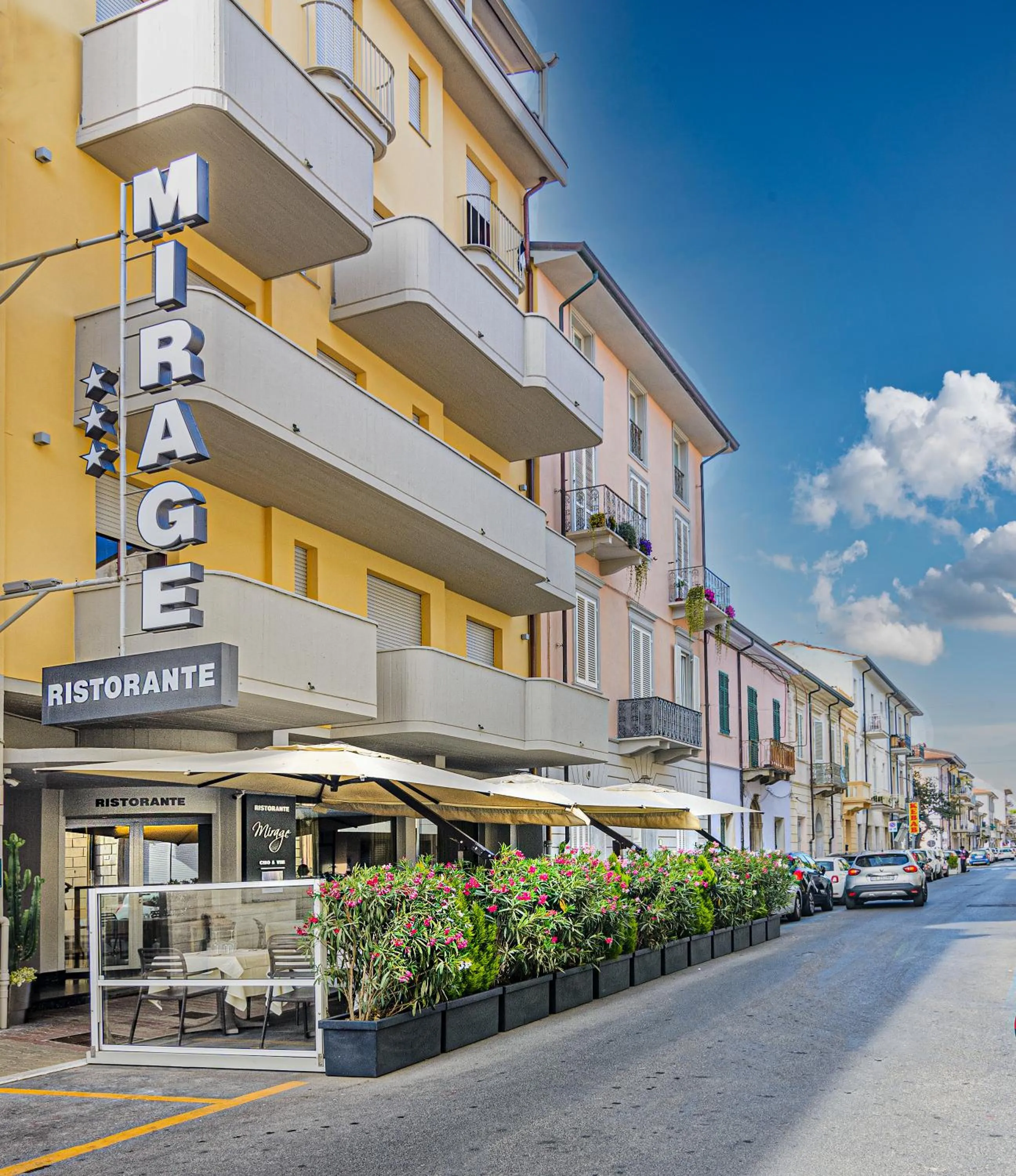 Restaurant/places to eat in Hotel Mirage