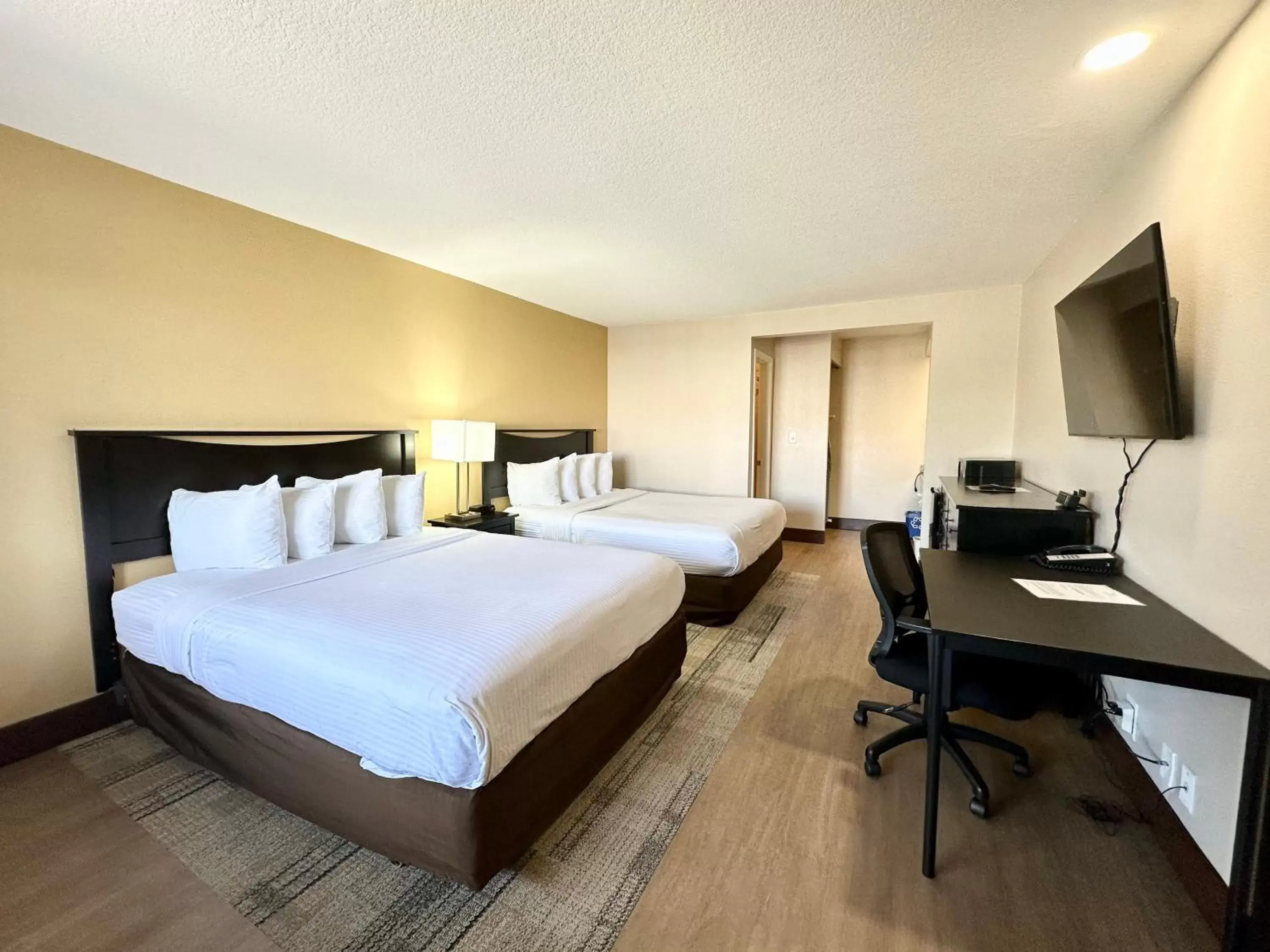 Bed in Stanford Inn & Suites Anaheim