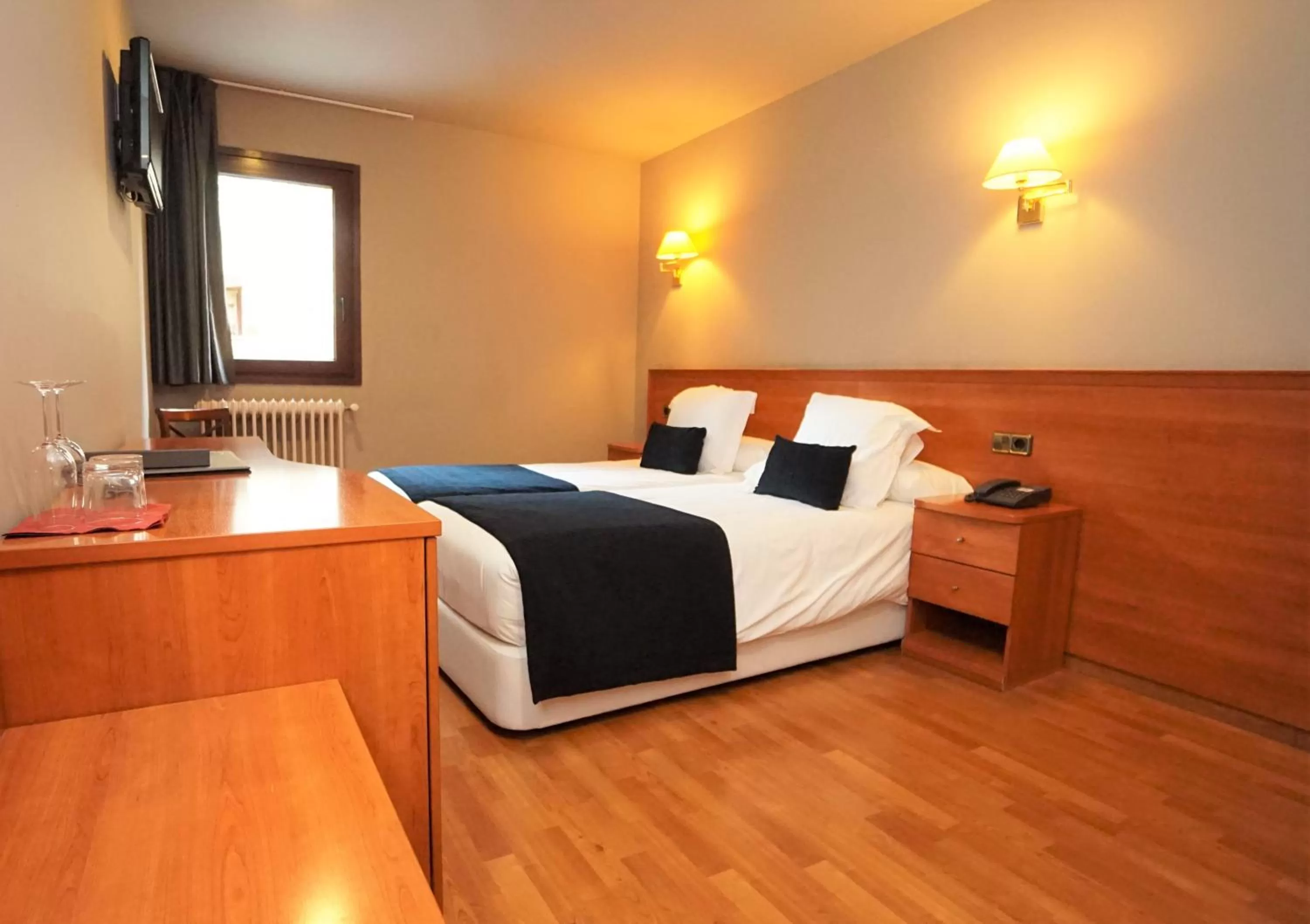 Photo of the whole room, Bed in Hotel & SPA Niunit