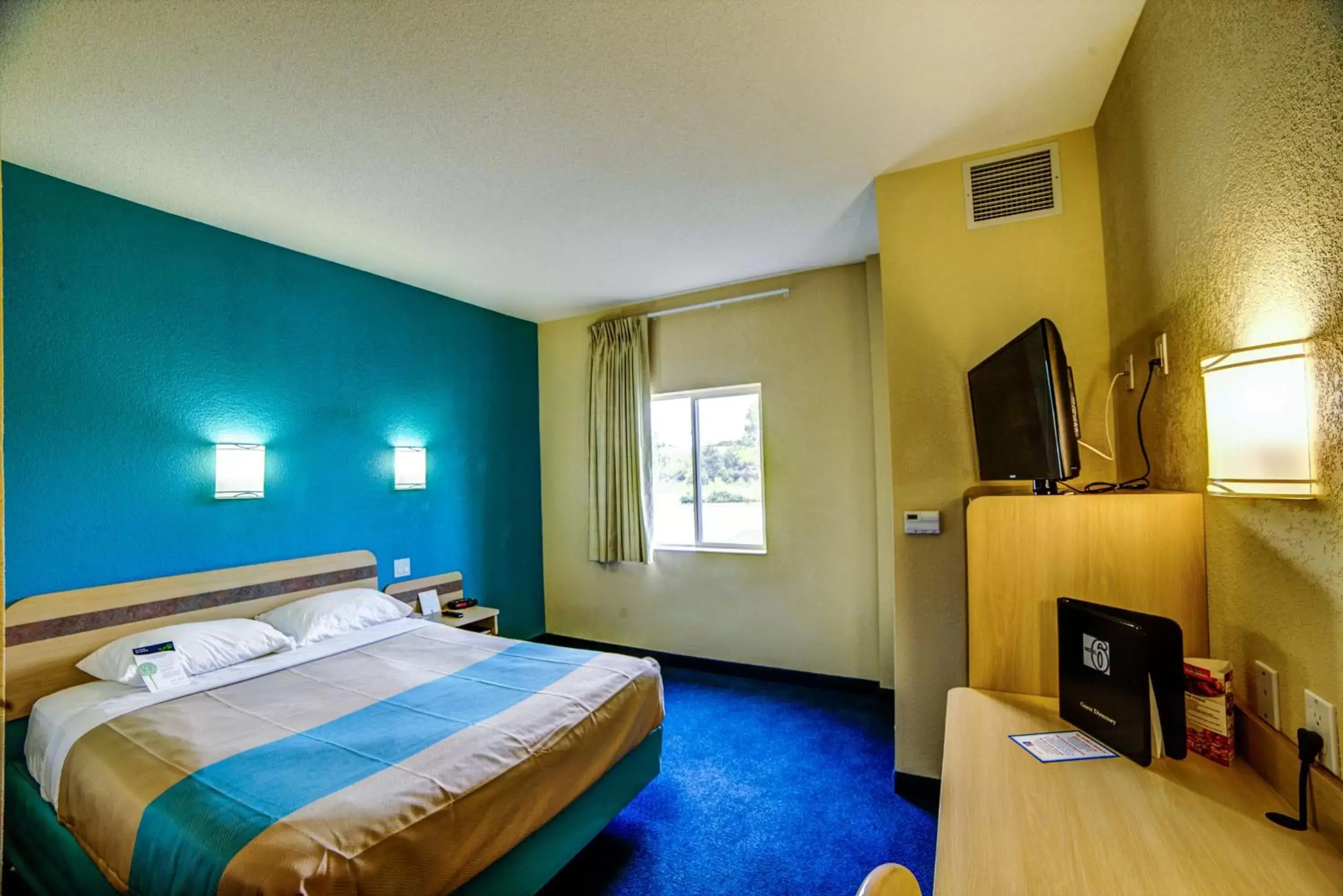 TV and multimedia, Bed in Motel 6-Huntsville, ON TV and multimedia, Bed in Motel 6-Huntsville, ON