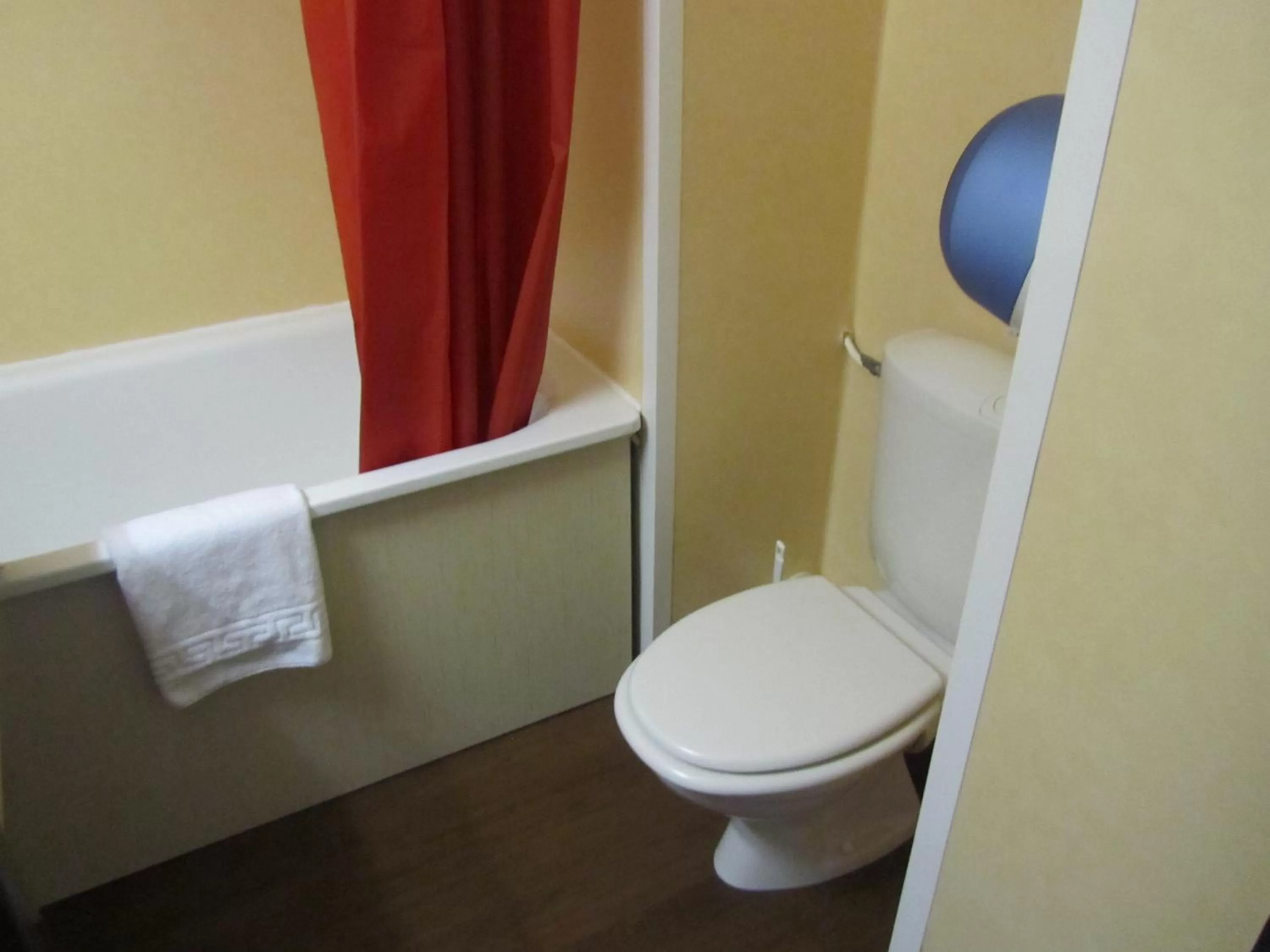 Toilet, Bathroom in Hôtel - Restaurant Le Saint Joseph