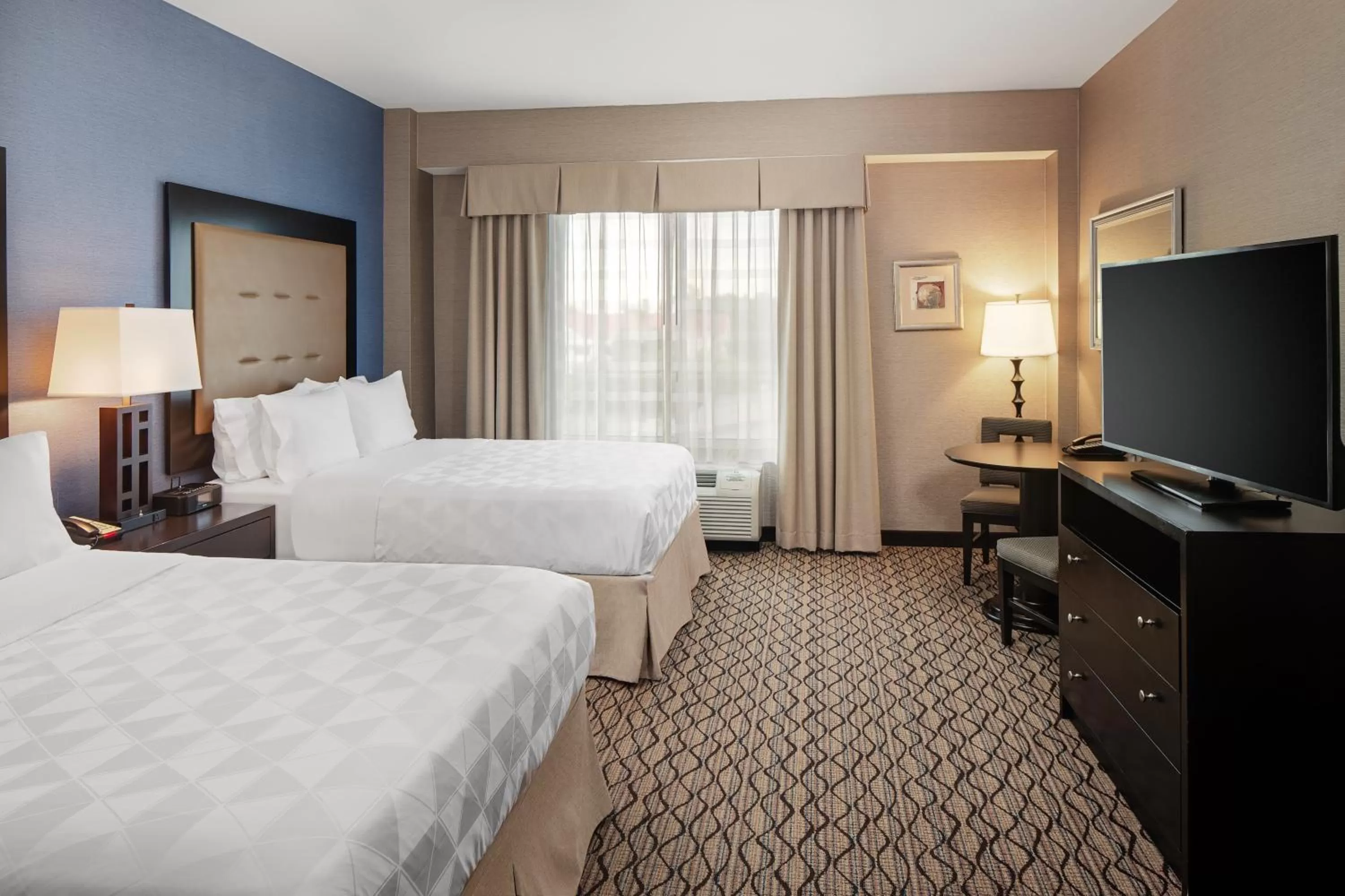 Photo of the whole room, Bed in Holiday Inn Detroit Metro Airport by IHG