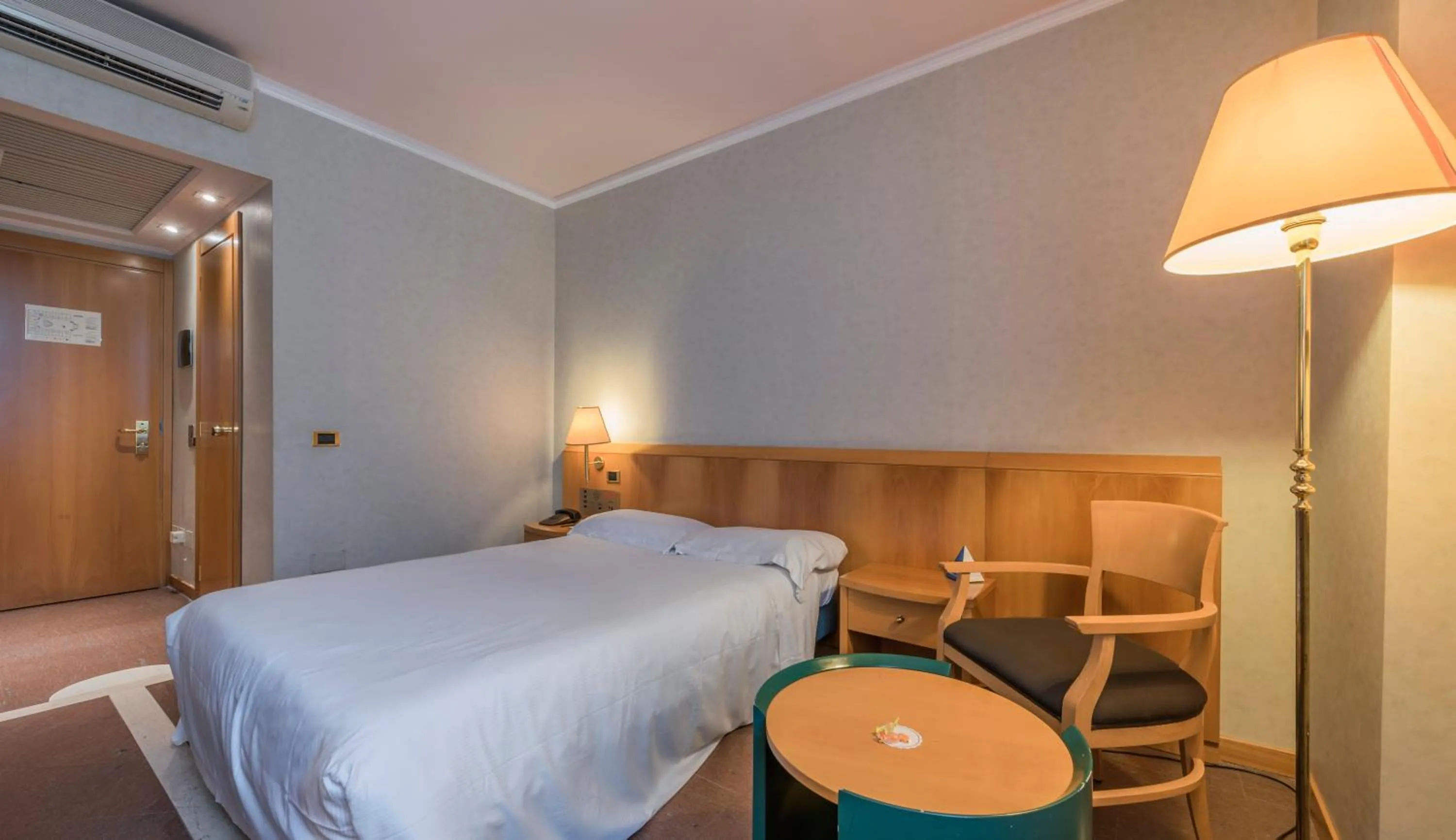 Photo of the whole room, Bed in Caesar's Hotel