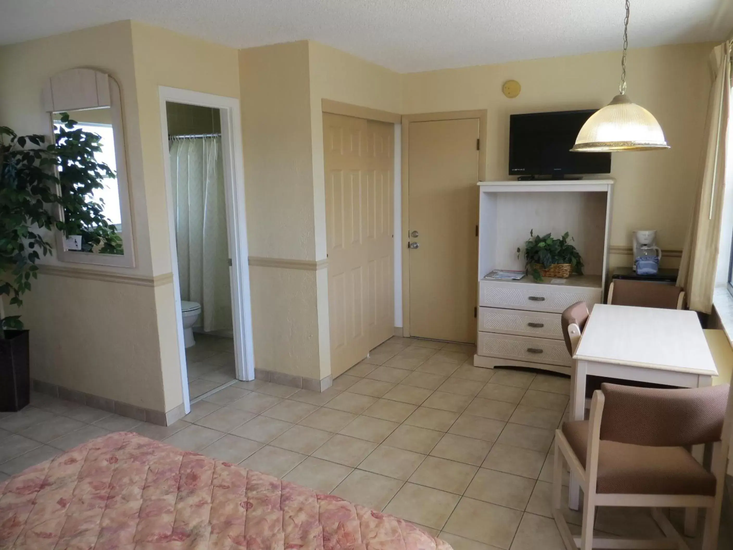 TV and multimedia, Kitchen/Kitchenette in Sand Castle Motel