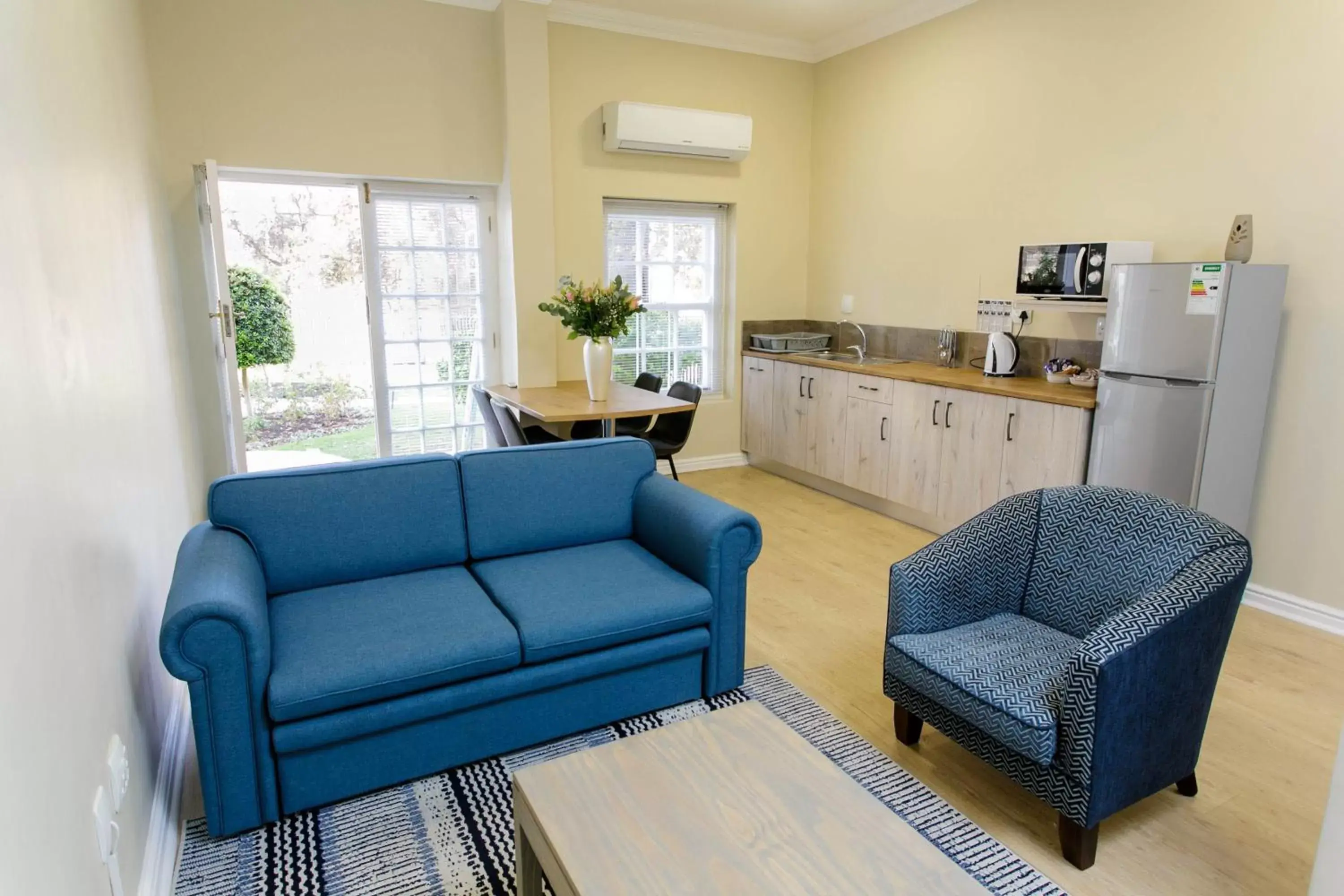 Coffee/tea facilities, Seating Area in Queens Hotel by BON Hotels